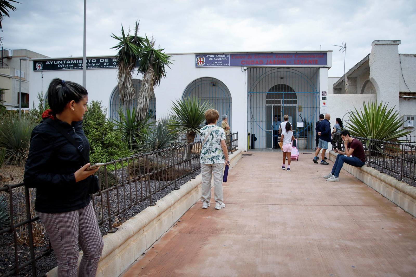 Cada mañana a partir de las ocho empiezan a llegar los vecinos a la oficina cerrada hasta las nueve