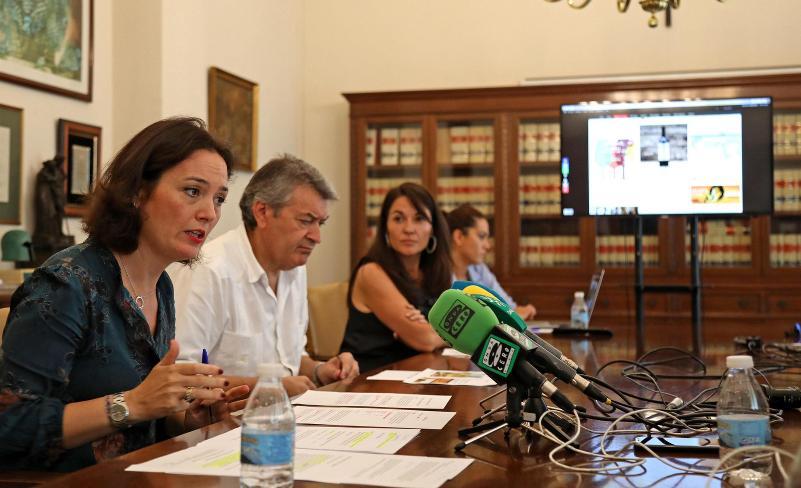 Responsables del Consejo Regulador y la impulsora de la Sherry Week, ayer durante la presentación de la quinta edición.