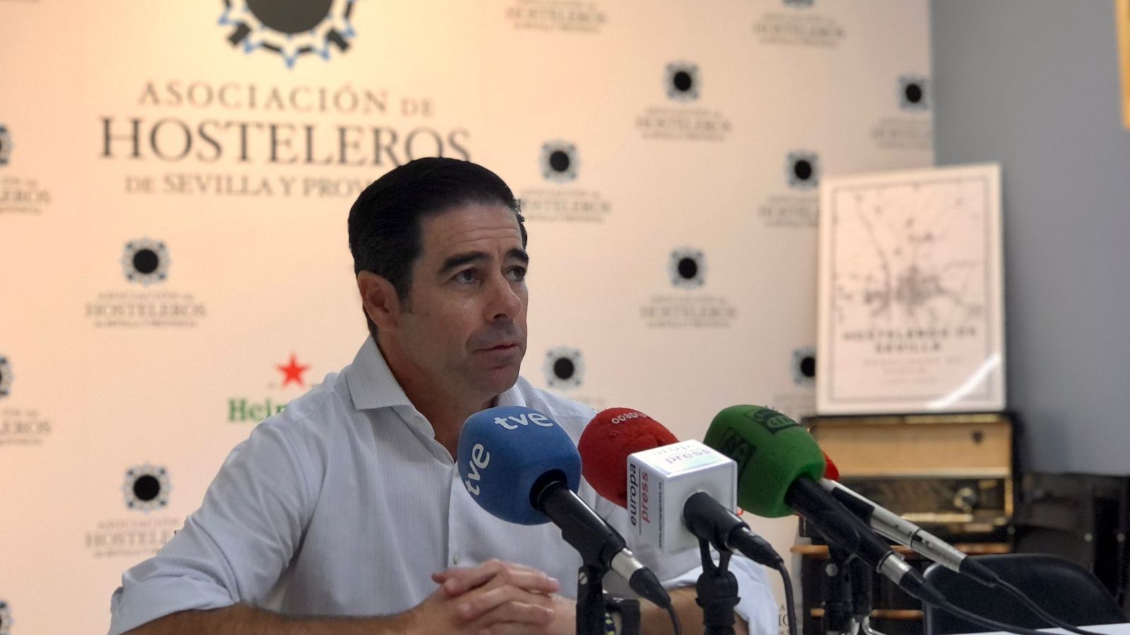 El presidente de los hosteleros sevillanos, Antonio Luque, durante la rueda de prensa.