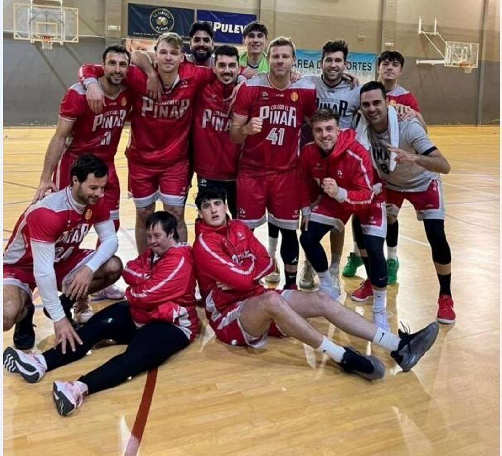 La plantilla del El Pinar celebra una de sus victorias