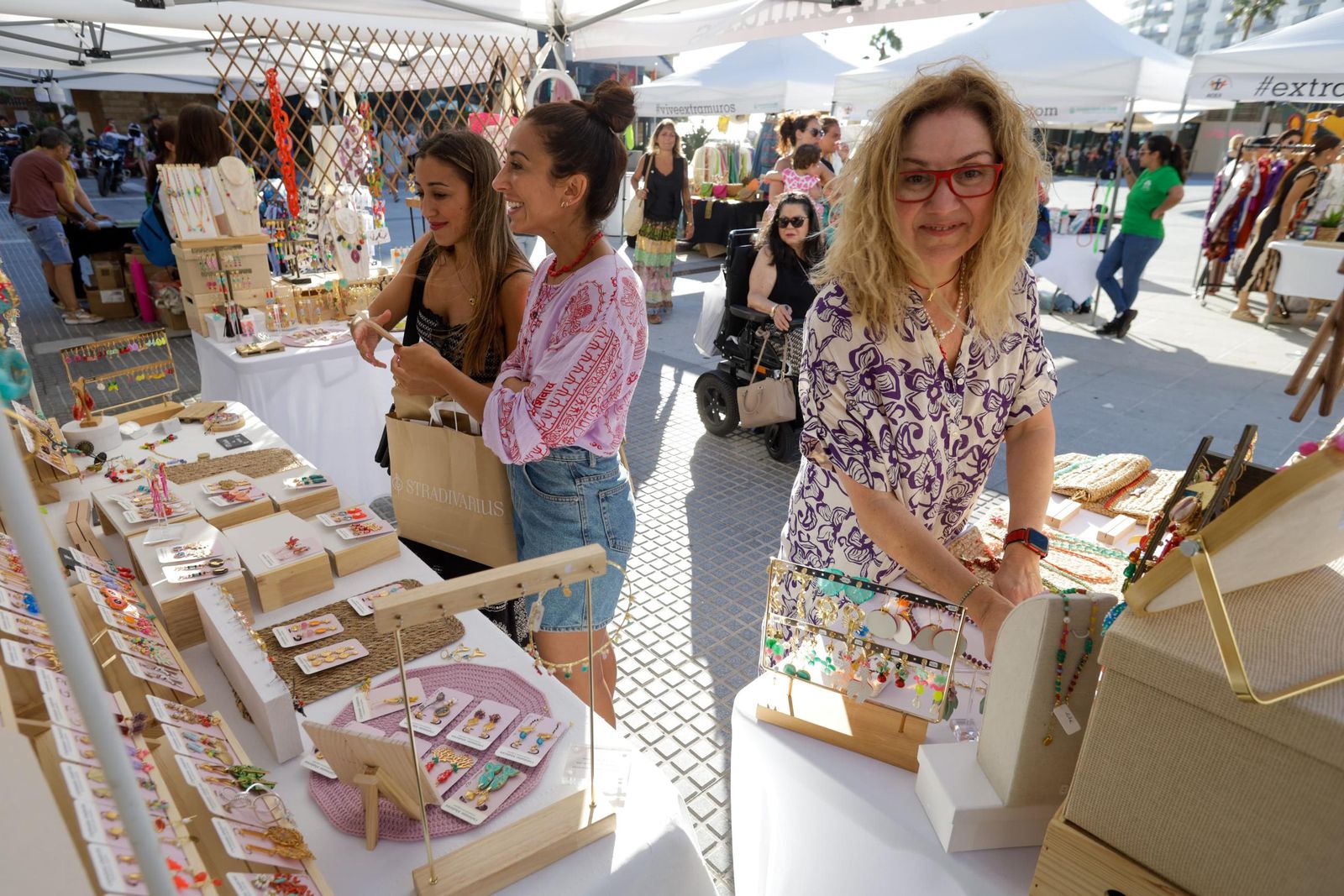 Las imágenes del mercadillo de la Noche Abierta del Comercio en Extramuros en Cádiz