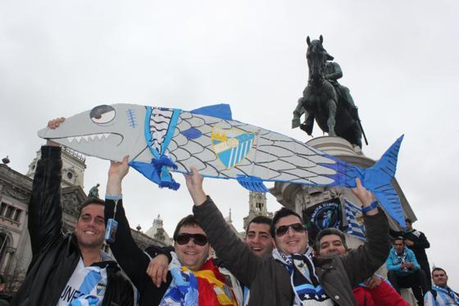 Malaguistas en la plaza de la Libertad  Foto: J. L. Malo