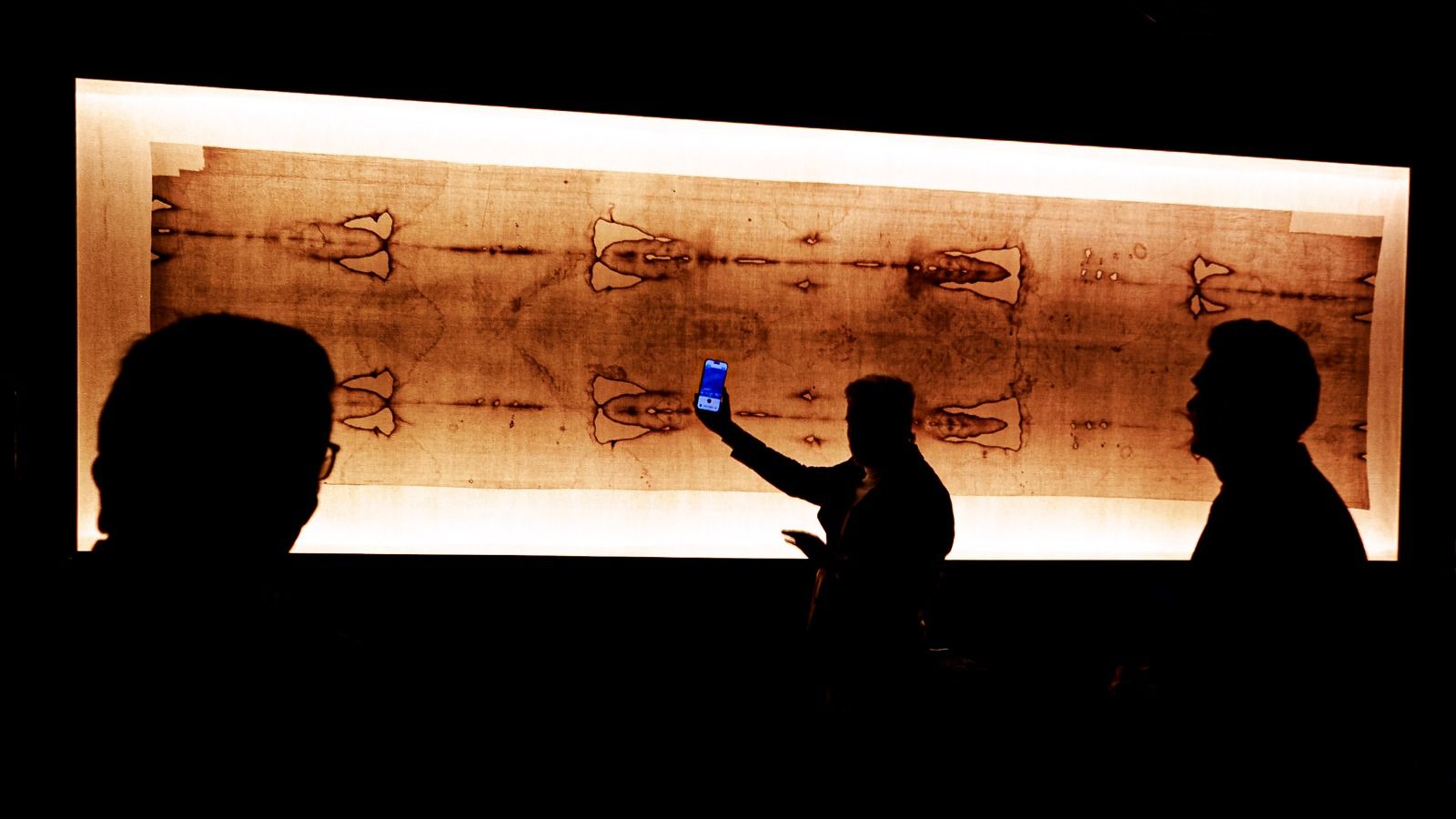 Imágenes de 'The Mistery Man', la impactante exposición en la Catedral de Cádiz con un Cristo hiperrealista