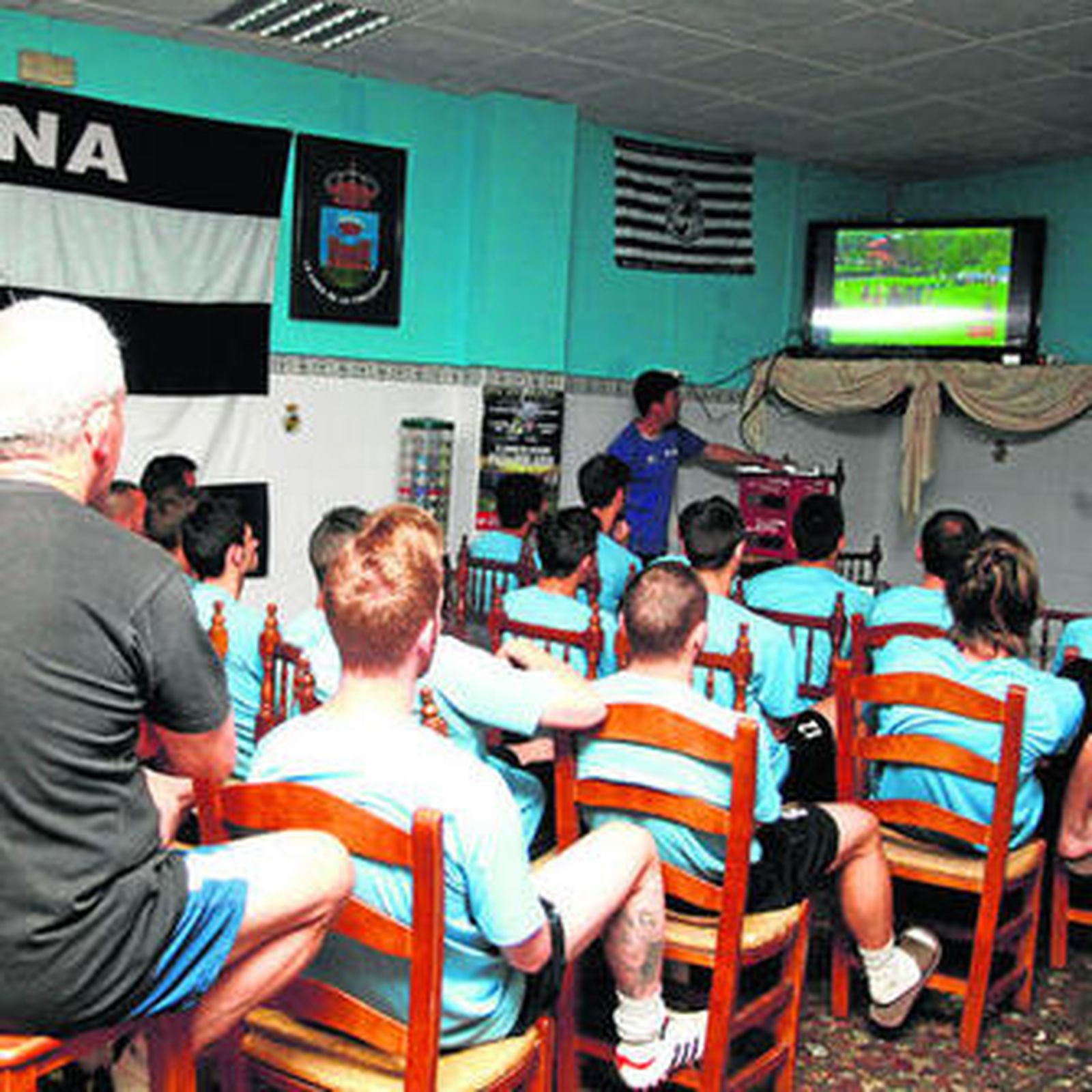 Los jugadores de la Balona atienden a Escobar en la sesión de vídeo para estudiar al rival.