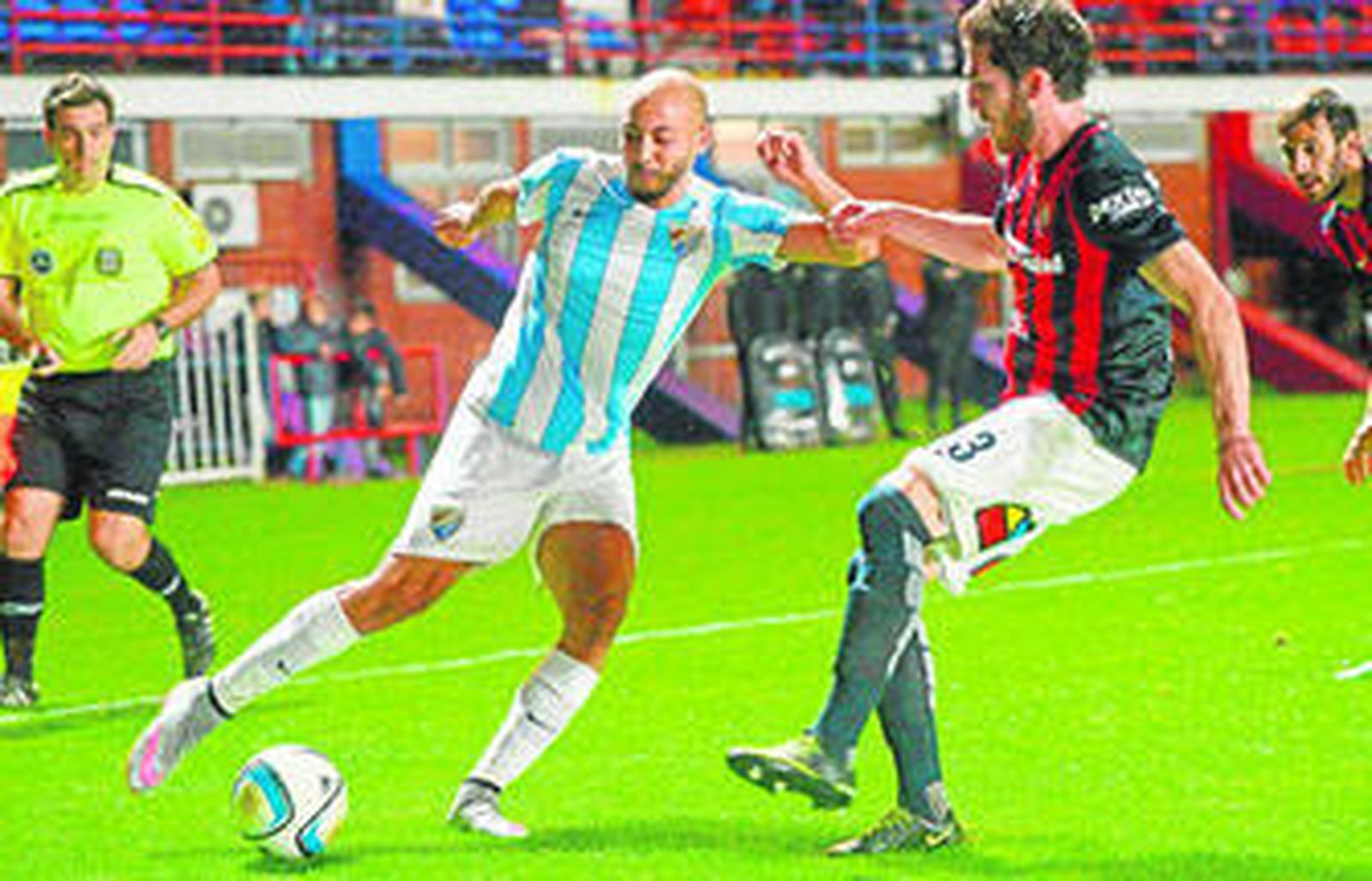 Nordin Amrabat intenta desbordar a un rival del San Lorenzo.