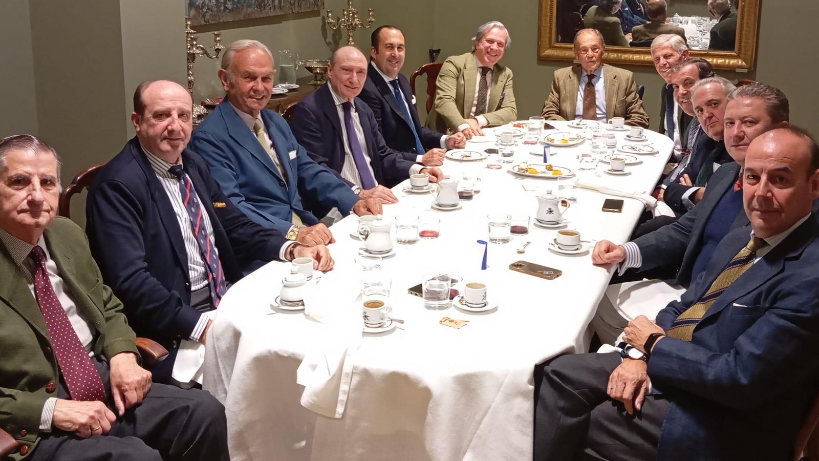 El jurado del trofeo taurino del 'Aero', reunido para fallar el galardón.