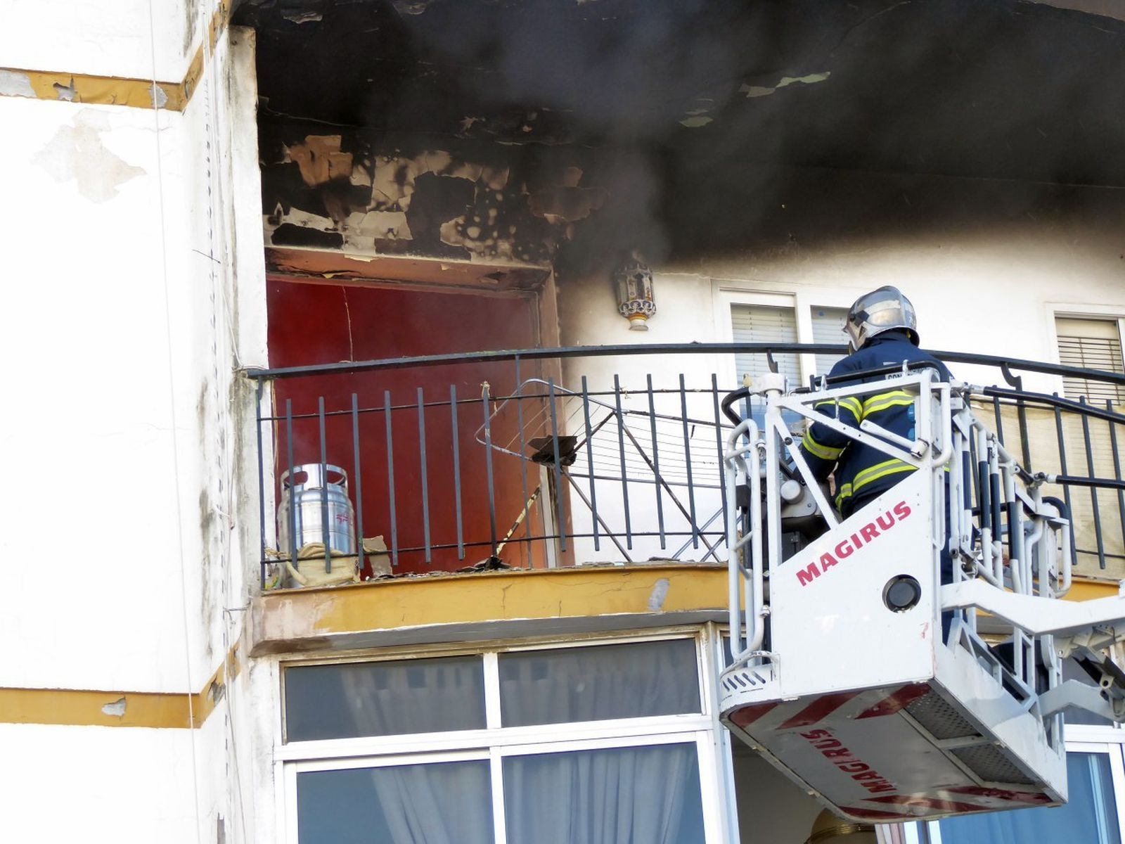 Imágenes del incendio de un piso en la avenida de Arcos