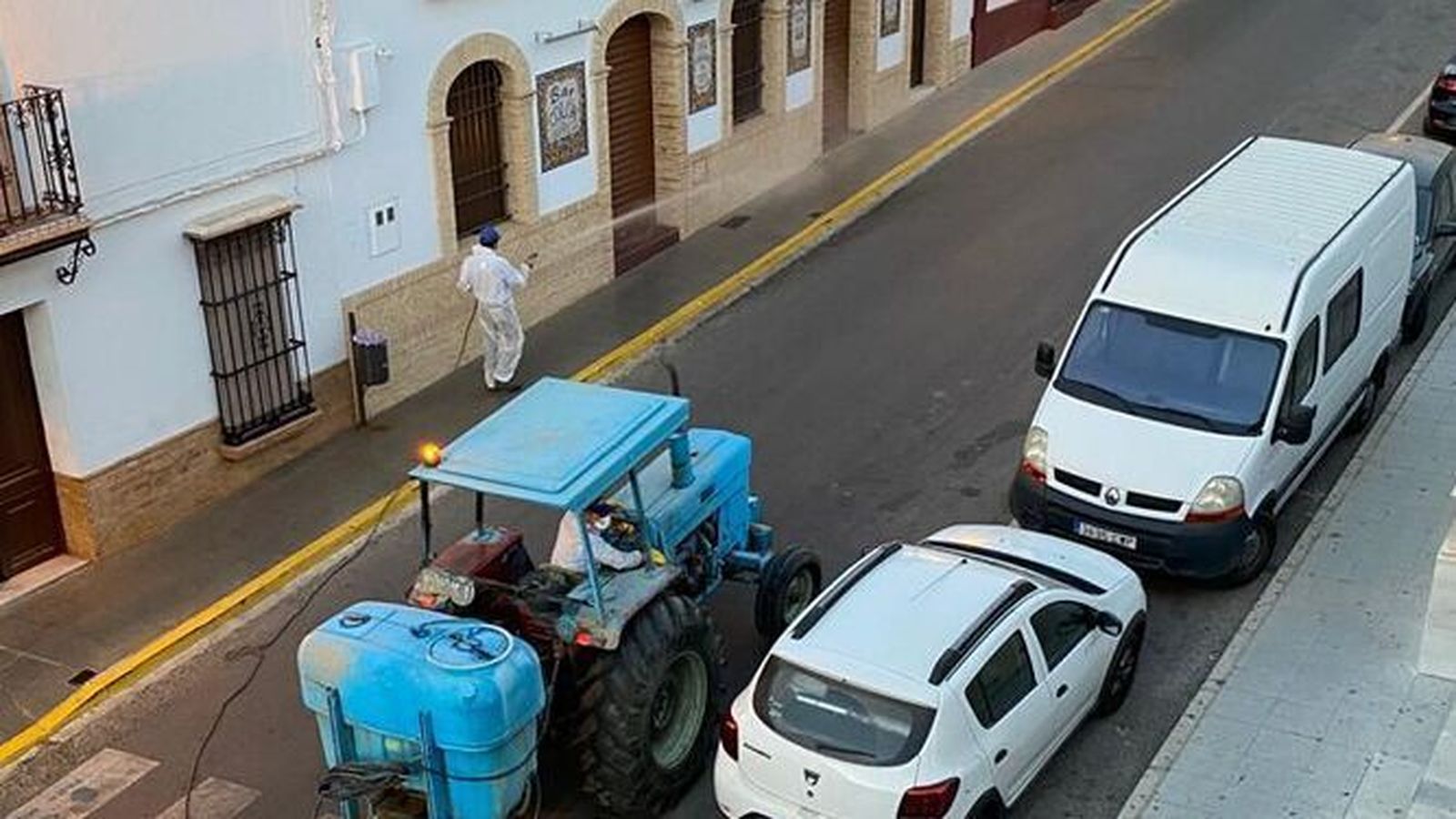 Desinfección de una calle de Villalba del Alcor.