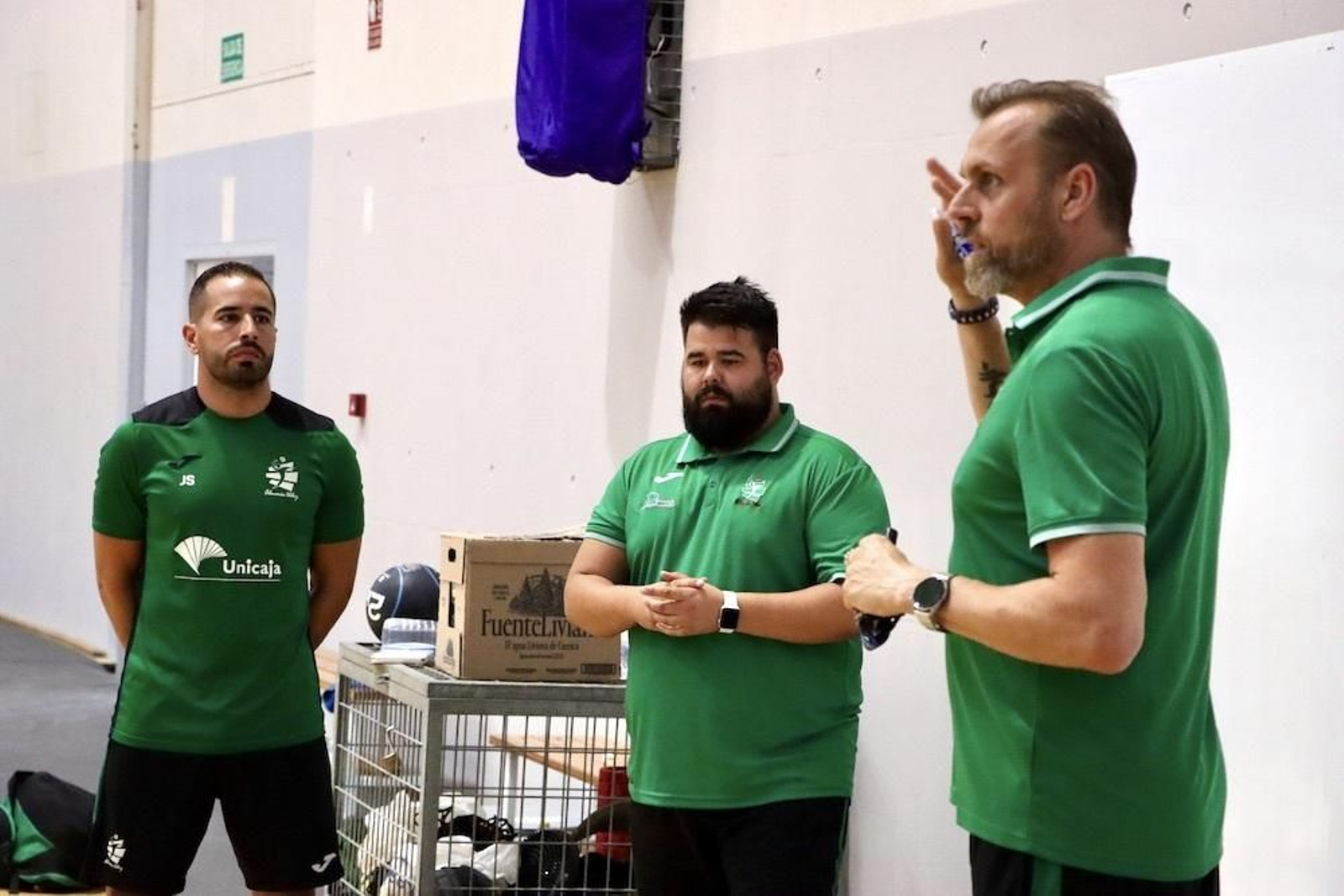 Charly Carreño realiza indicaciones durante una charla técnica antes del comienzo de un entrenamiento.