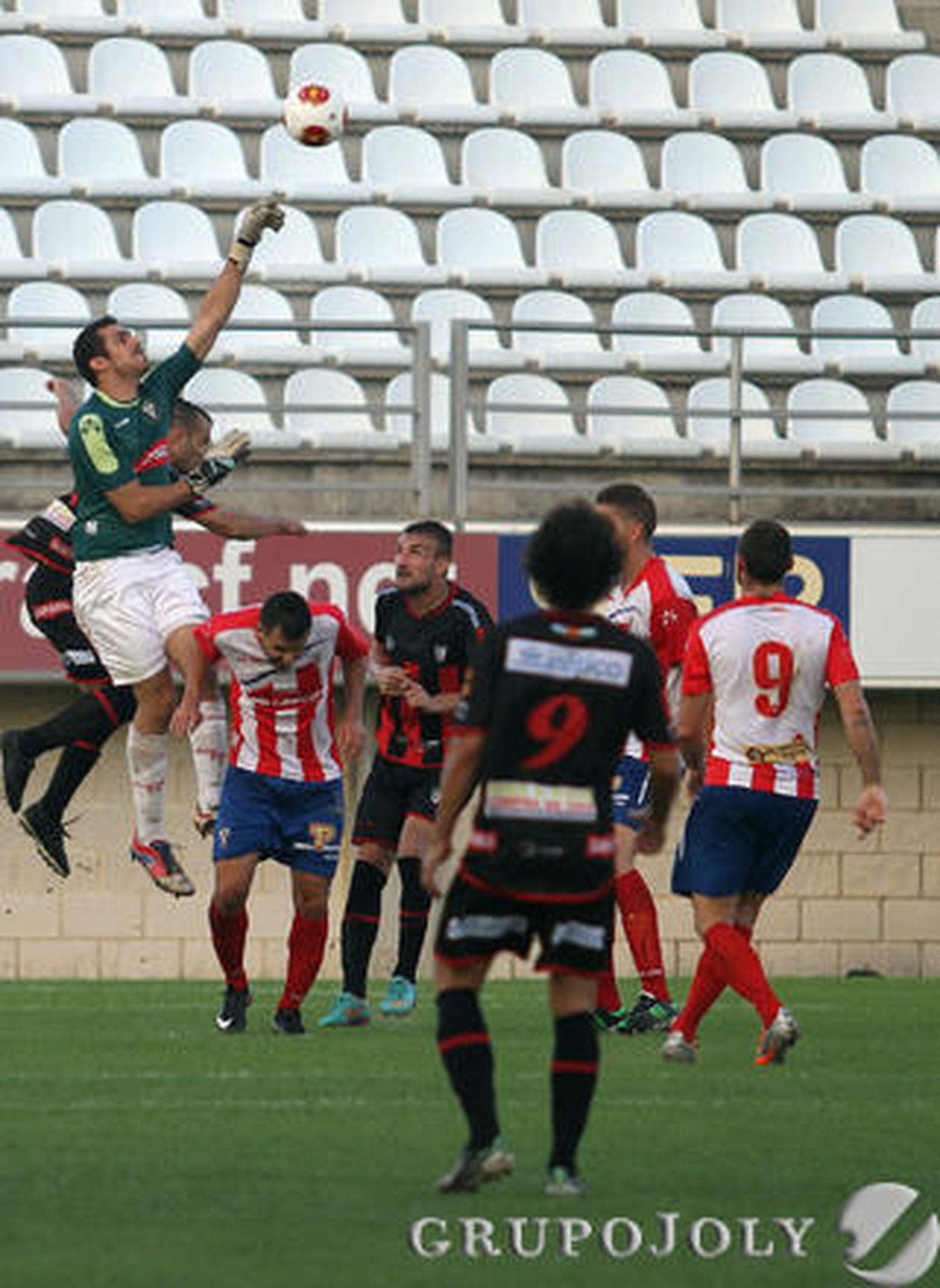 El Algeciras no pasa del empate en casa (0-0) ante un correoso Lucena.

Foto: Andres Carrasco