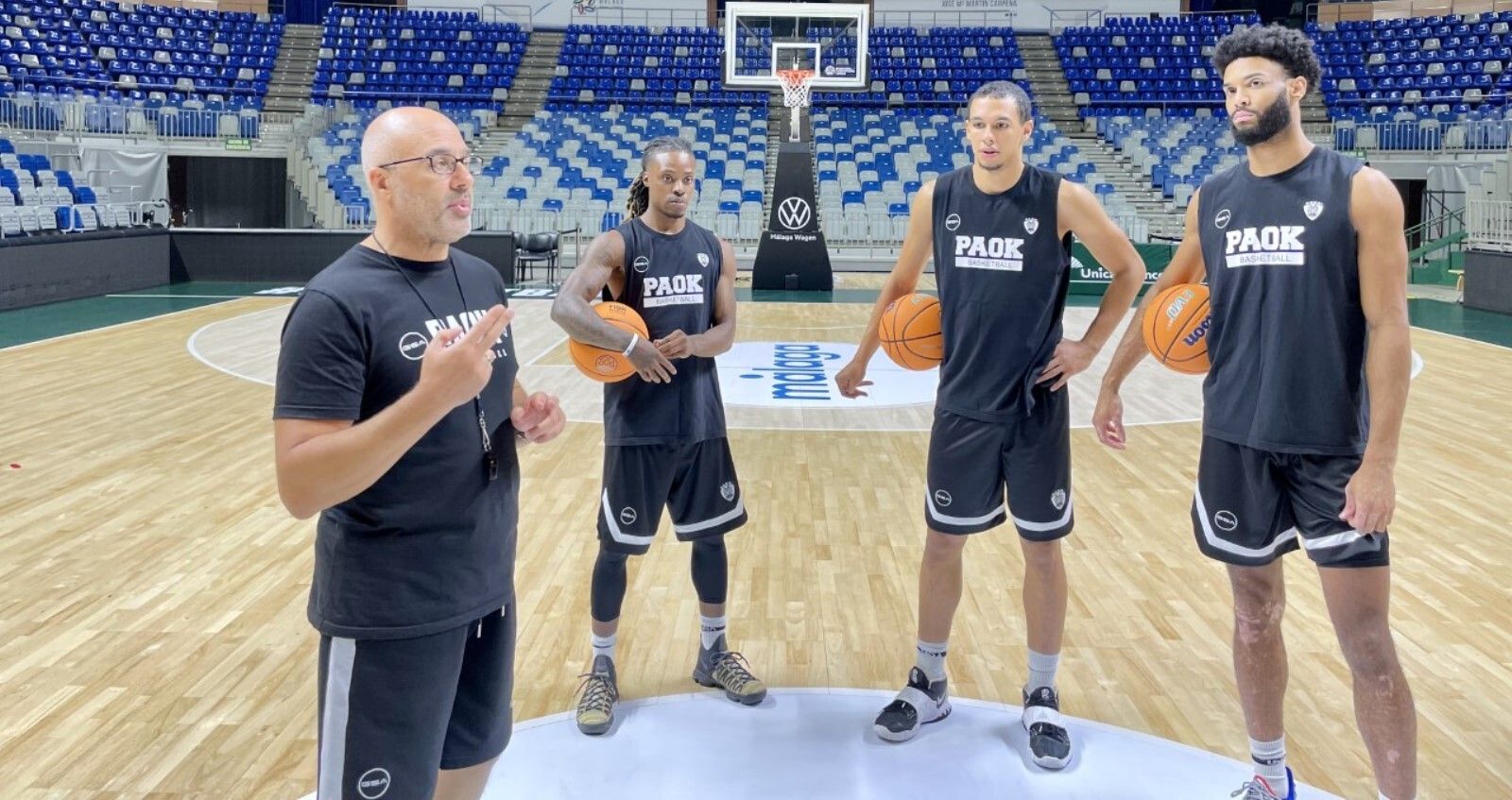 Lykogiannis da órdenes en el Carpena.