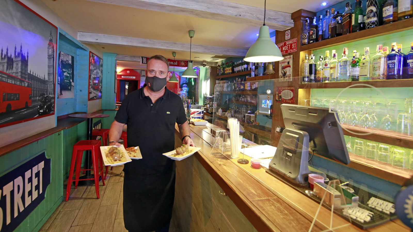 ‘Richard’ en el Green Park de San Pablo, un bar de copas reconvertido en gastrobar por las restricciones.