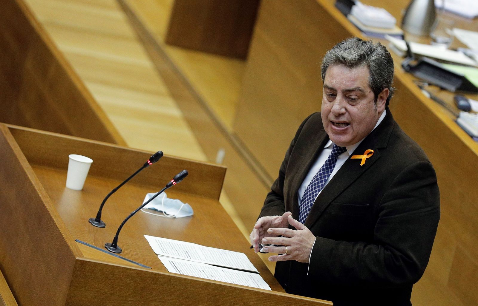 El número dos de Vox en Valencia, José María Llanos, en un pleno en Les Corts