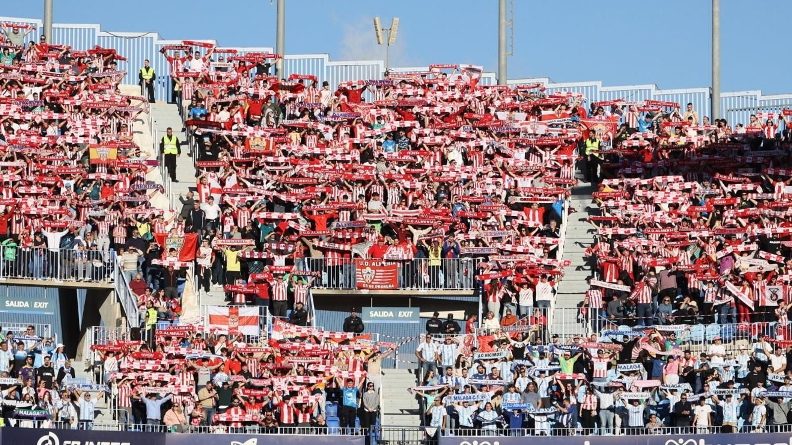 La afición rojiblanca arropó a su equipo en la visita a La Rosaleda.