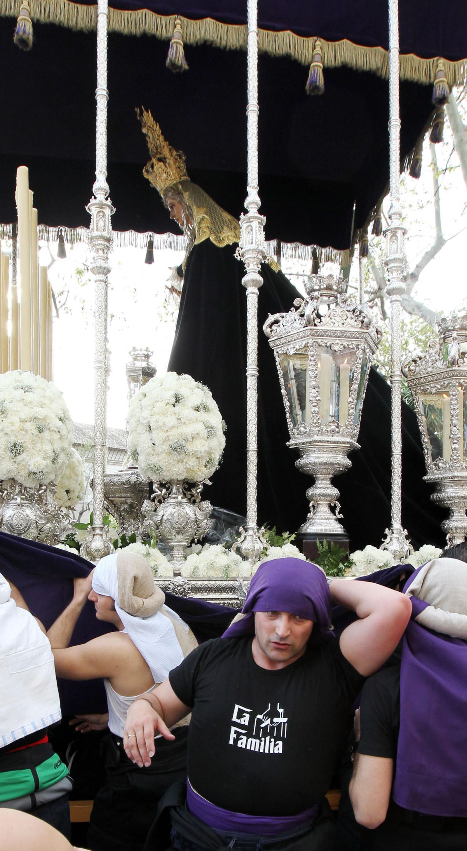 La Virgen de la O en su paso de palio saliendo del convento de Capuchinos.