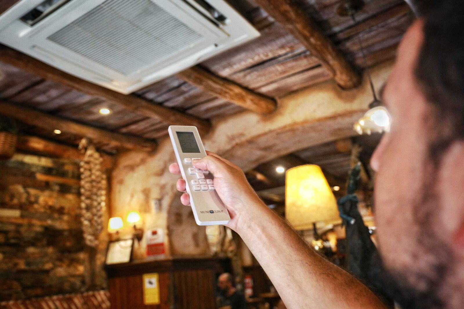Un hostelero regula el aire acondicionado de su restaurante.