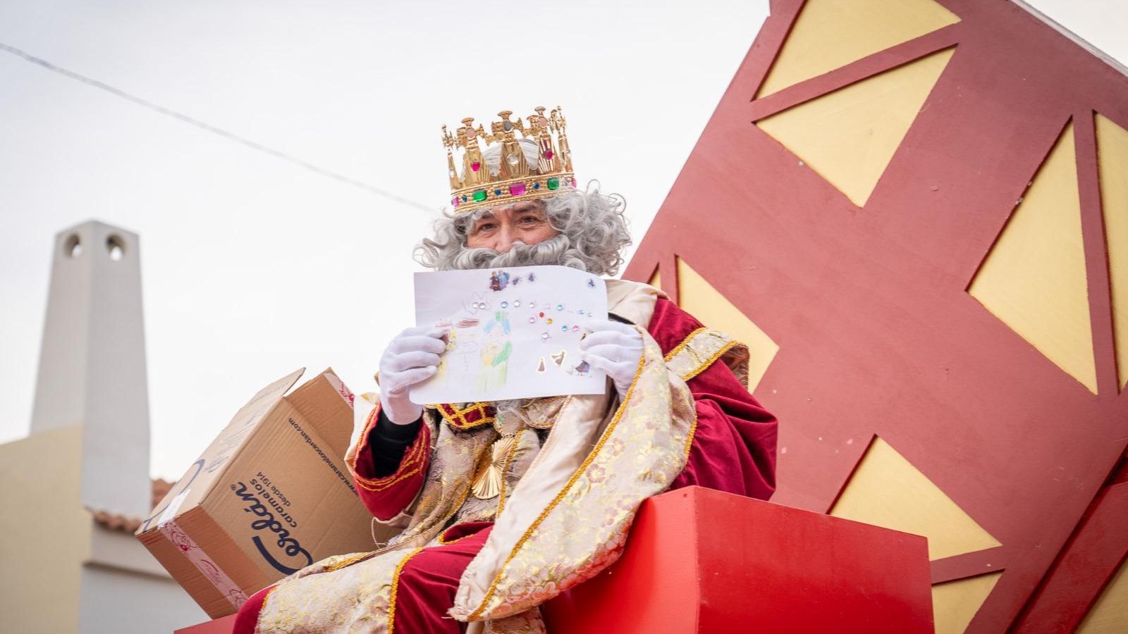Melchor enseña una de las cartas entregadas por un niño.