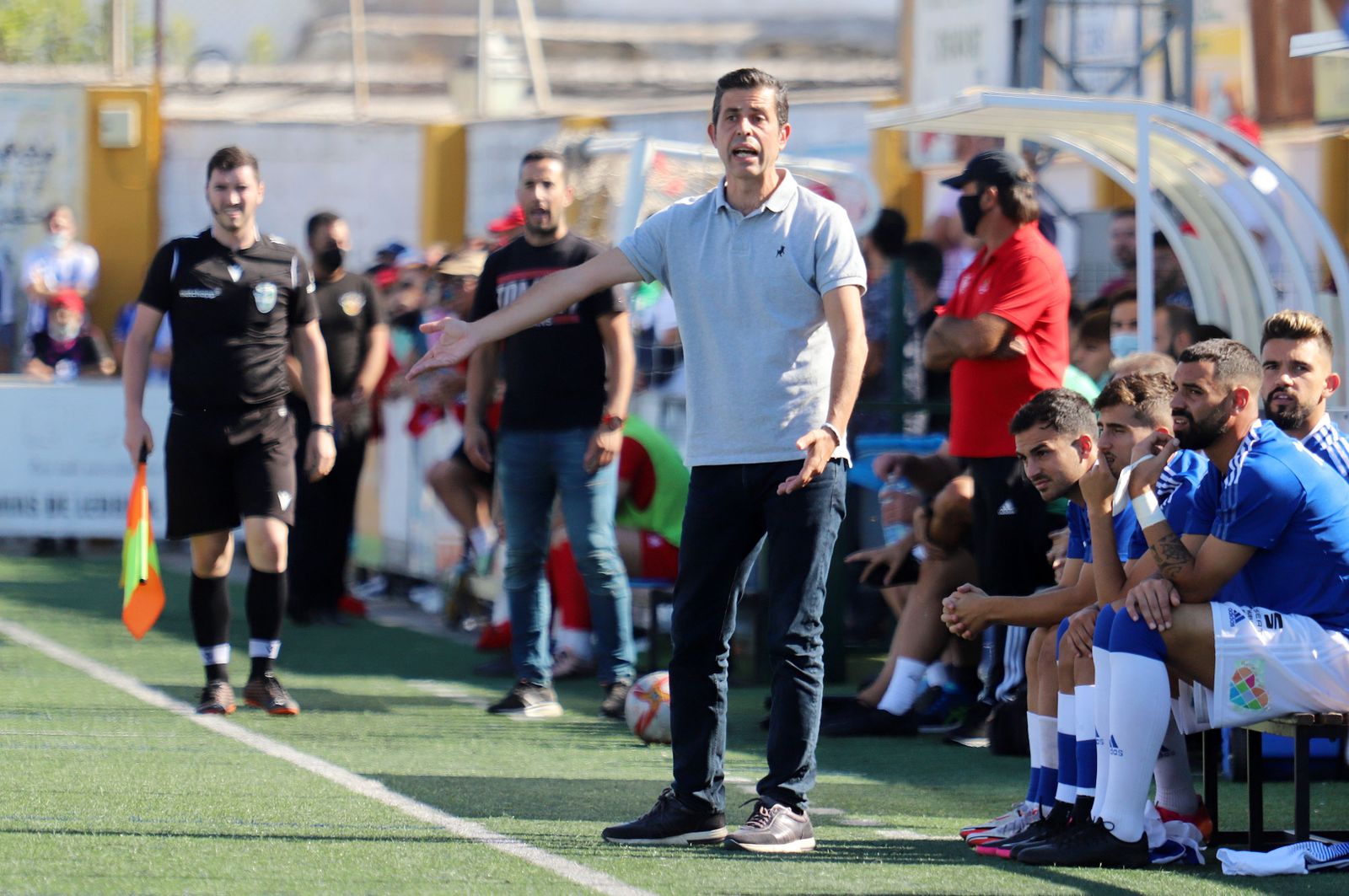 Alberto Gallego da instrucciones durante el partido ante el Antoniano.