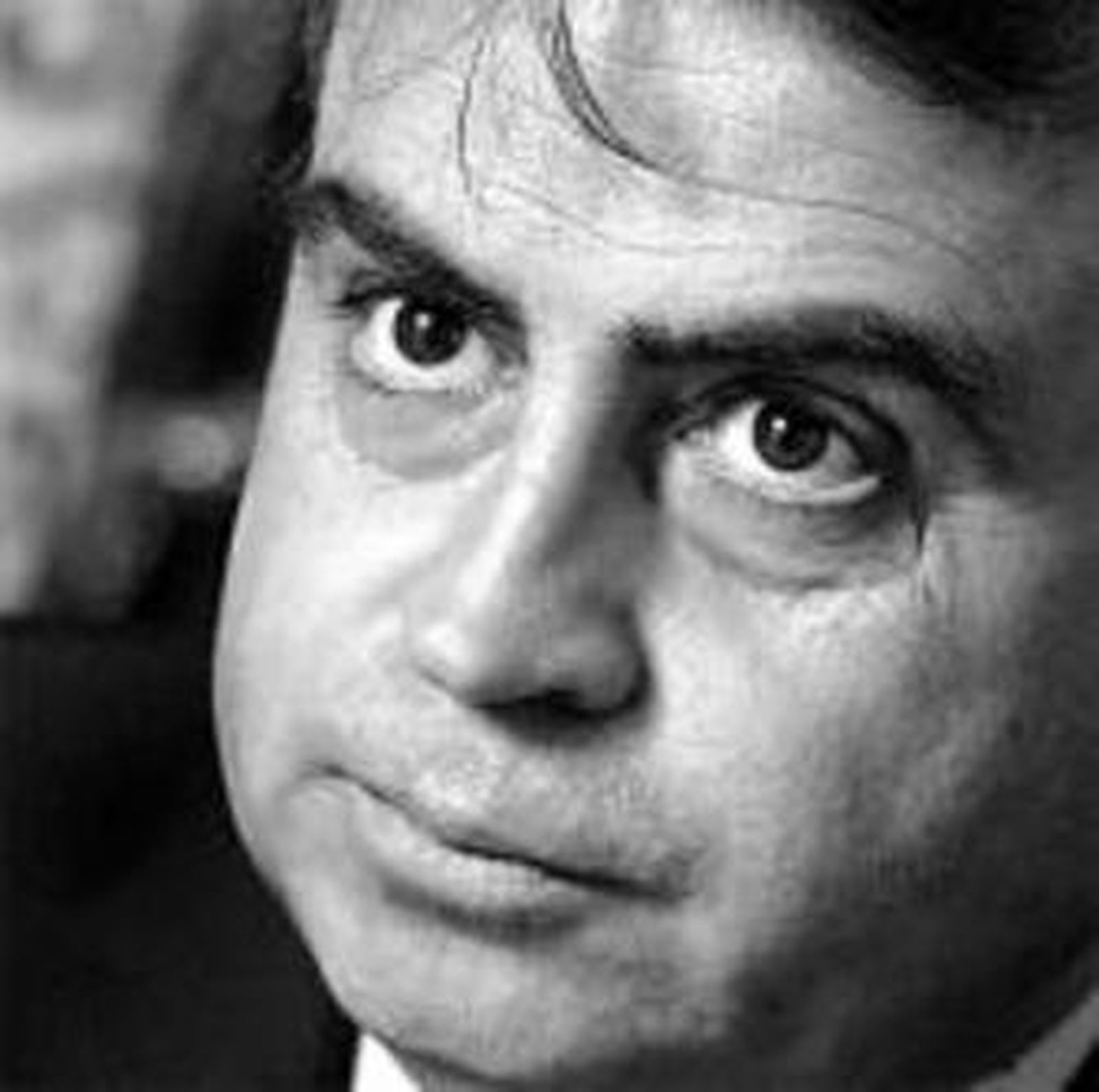 Antonio Real frente a uno de los mosaicos del Hotel Jerez.