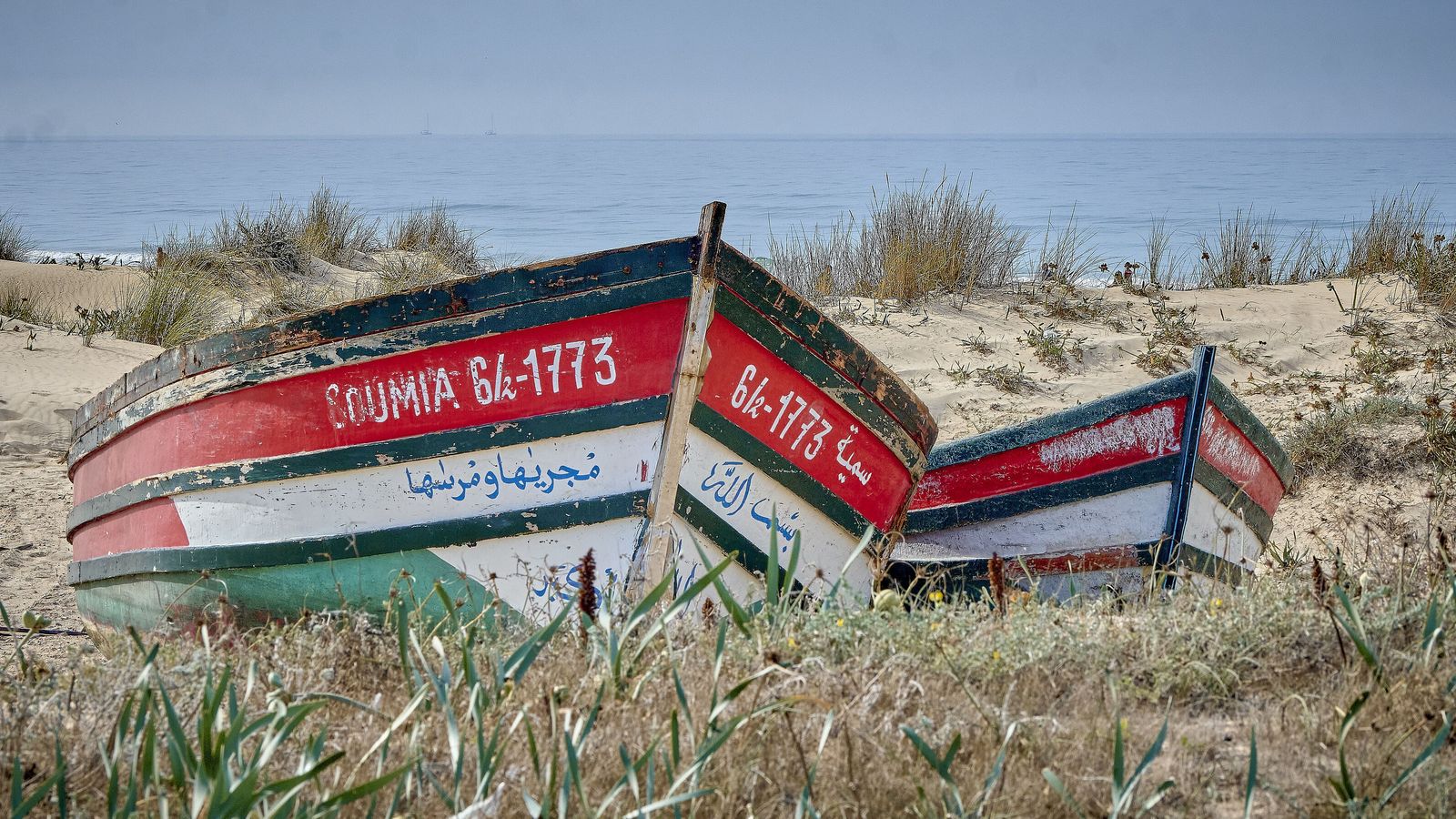 Dos pateras abandonadas en una playa española