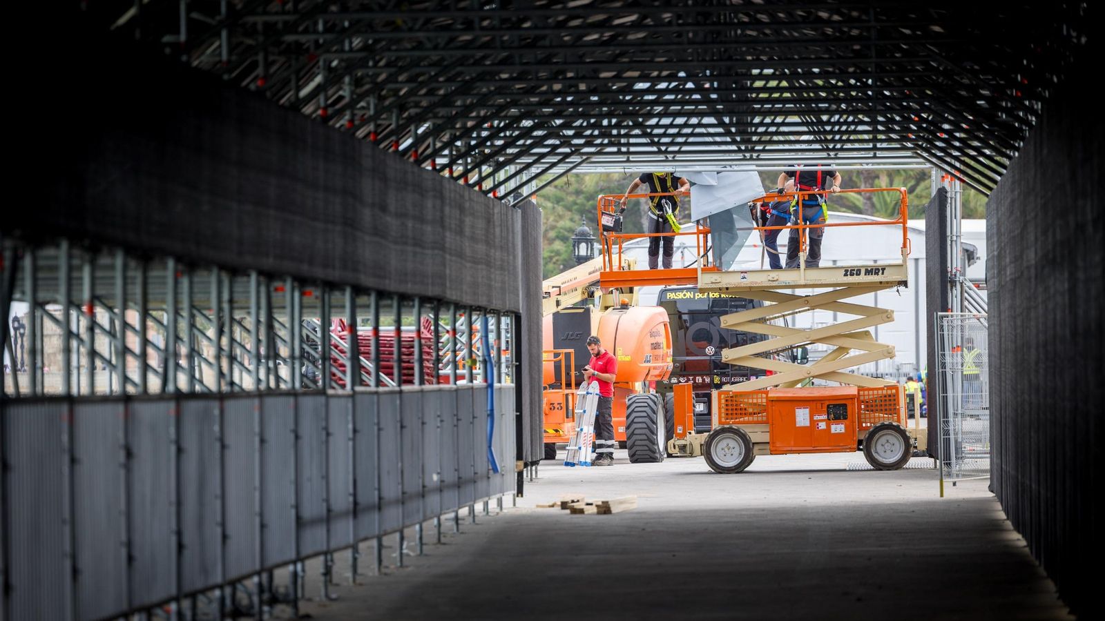 Trabajos de montaje de la Sail GP en Cádiz.