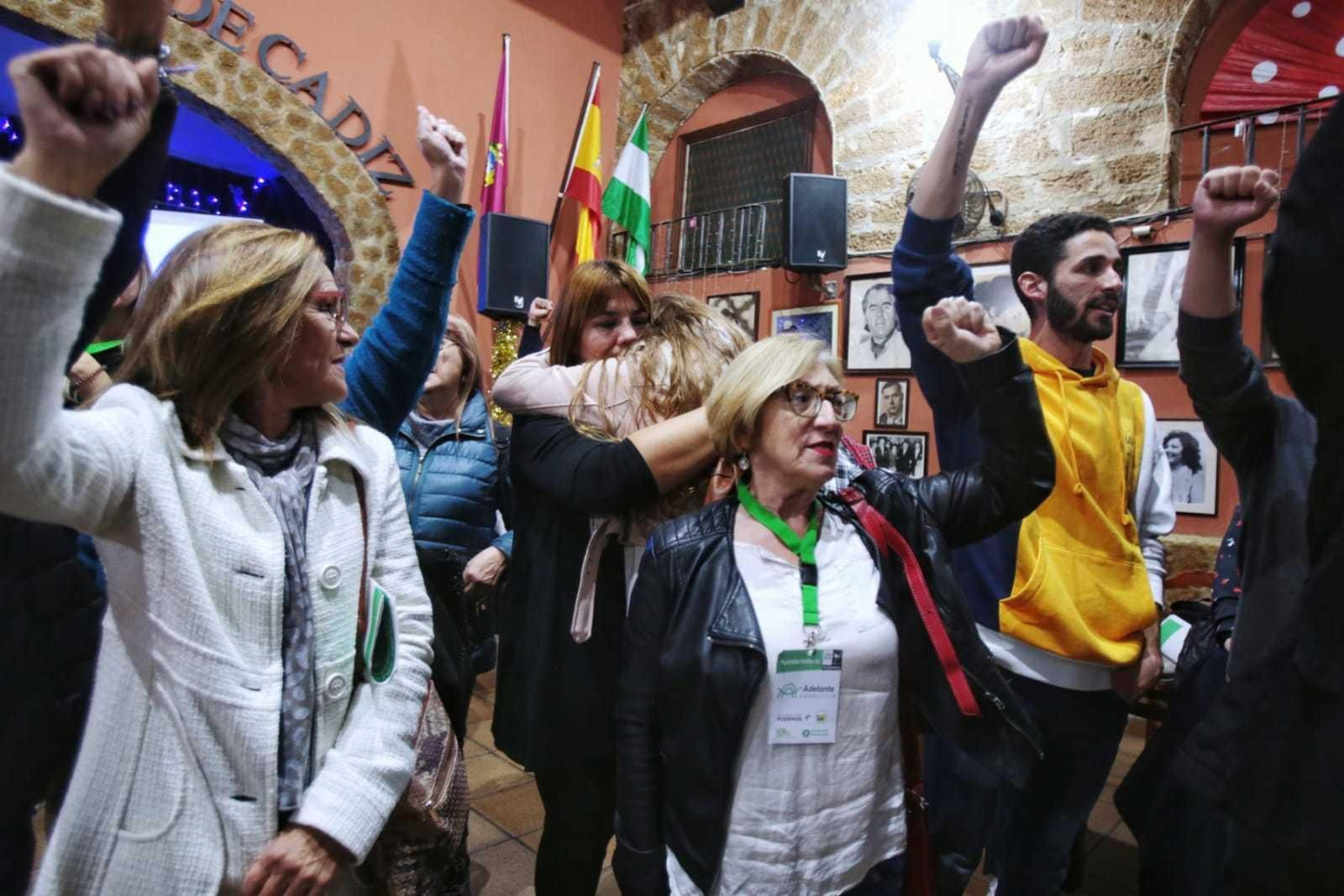 Militantes de Adelante Andalucía celebran los resultados obtenidos en la noche electoral.