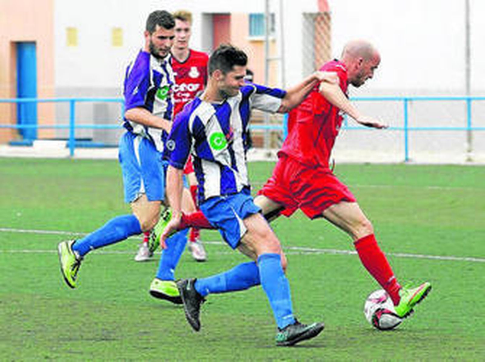 El españolista Beltrán intenta robar el esférico a un rival.