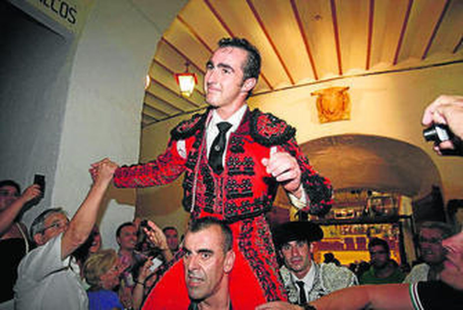 El Fandi sale a hombros por la puerta grande ayer en Almería.