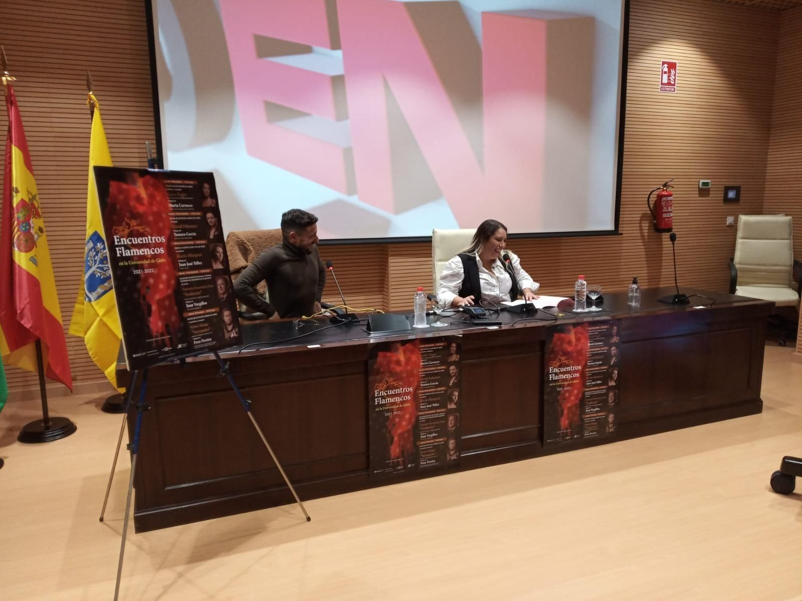 El cantaor David Palomar y la periodista Tamara García, durante el Encuentro Flamenco.