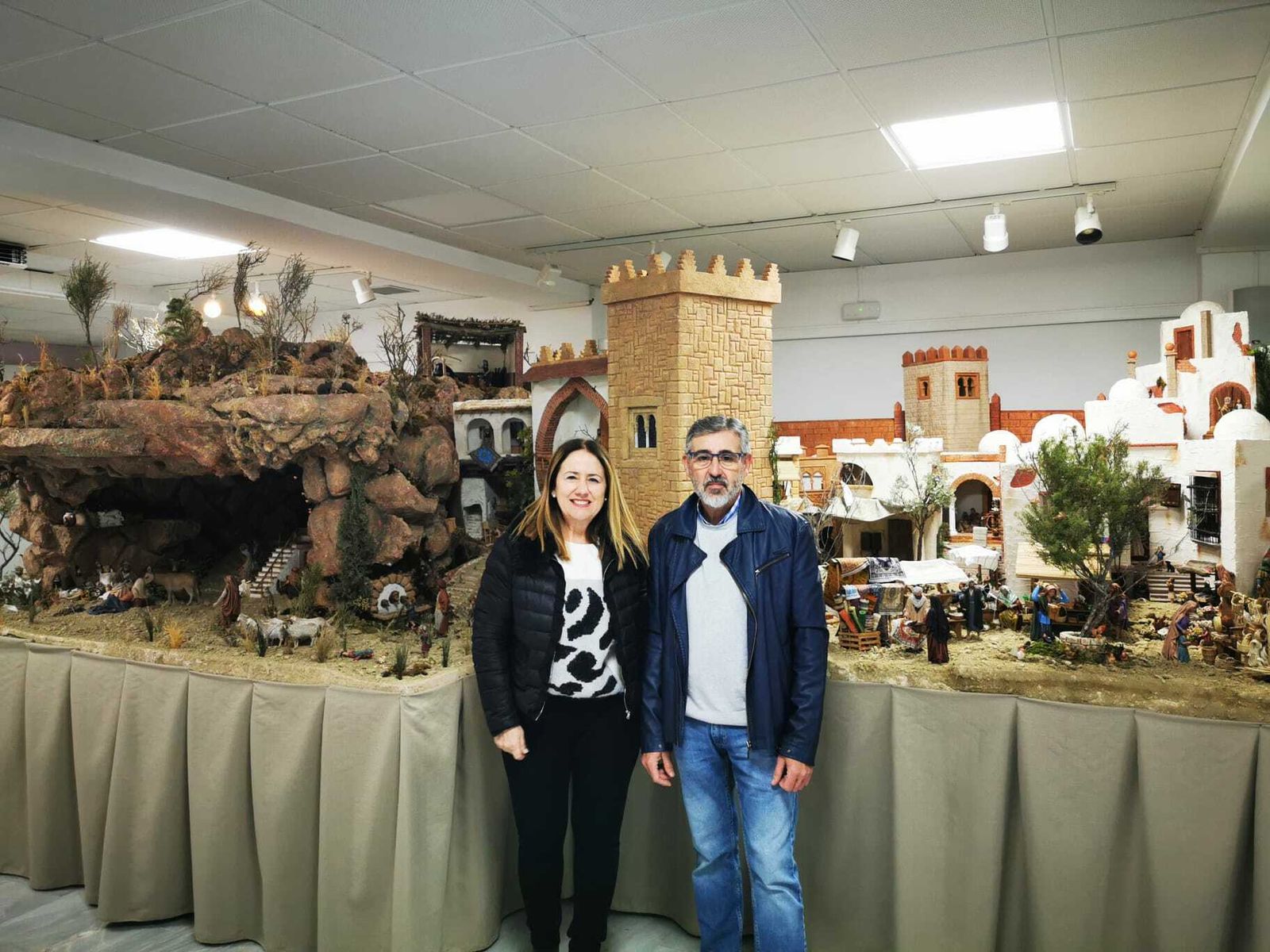 La concejal de Cultura de Vera junto al belenista Antonio de Haro.