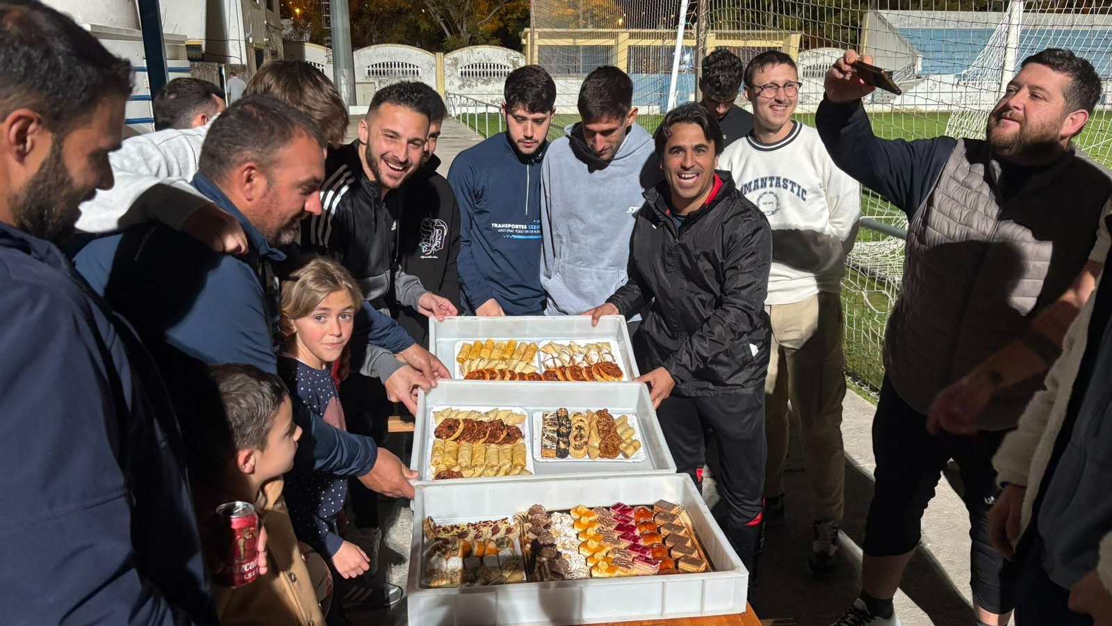 Directivos y jugadores del primer equipo y del juvenil del Jerez Industrial celebraron una convivencia el jueves.