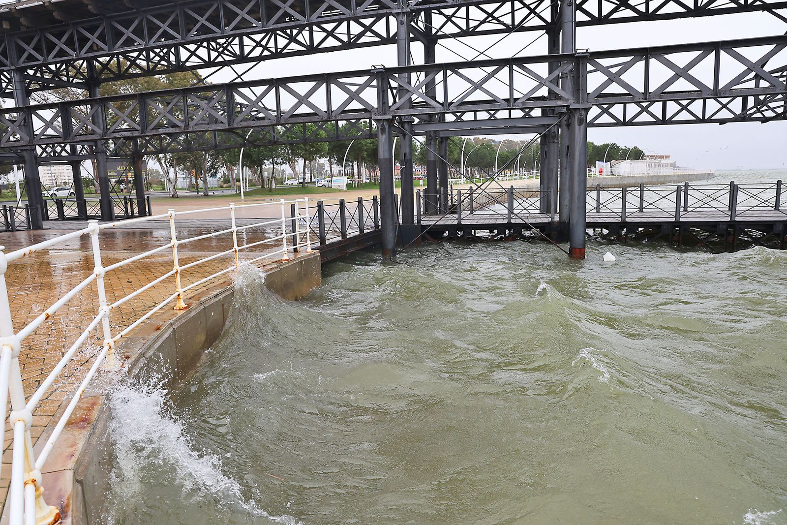 Muelle de carga de la Riotinto con marea alta en la borrasca Leonardo (11)