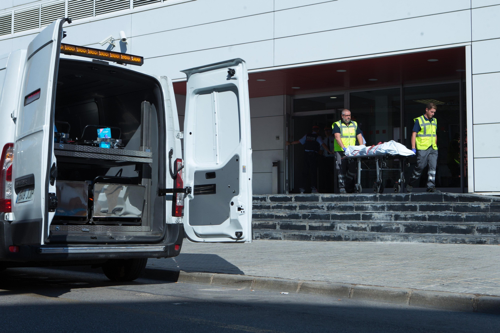 El ataque con un machete en la comisaría de Cornellà, en imágenes