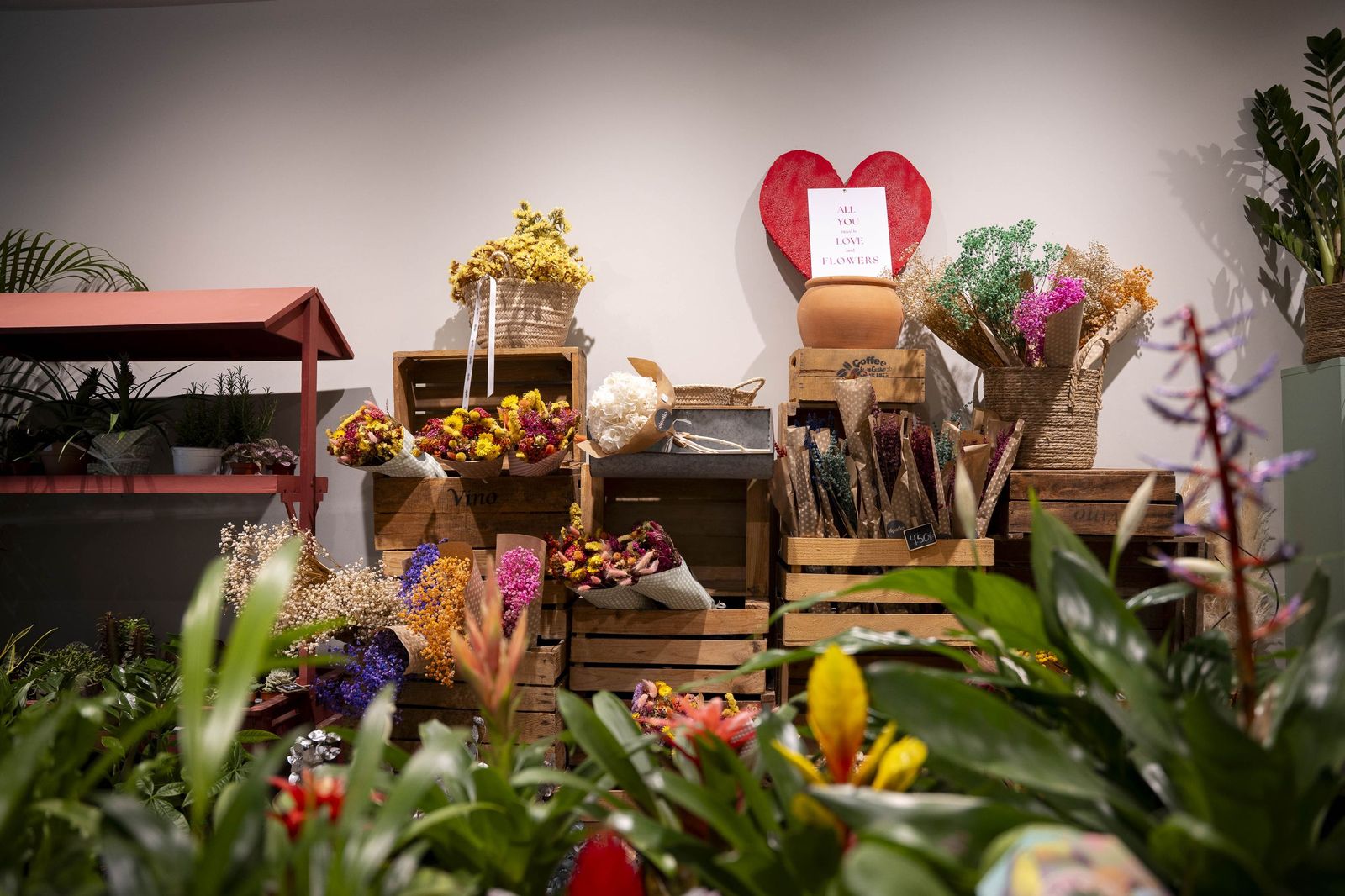 Tres comercios del centro de Almería lanzan un sorteo especial por San Valentín