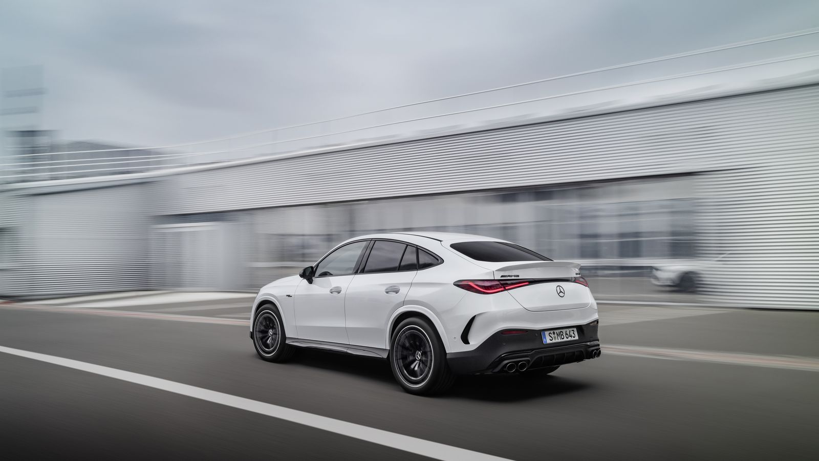 La forma de los escapes es, paquetes estéticos, al margen el elemento que mejor diferencia a ambos GLC Coupé de AMG.