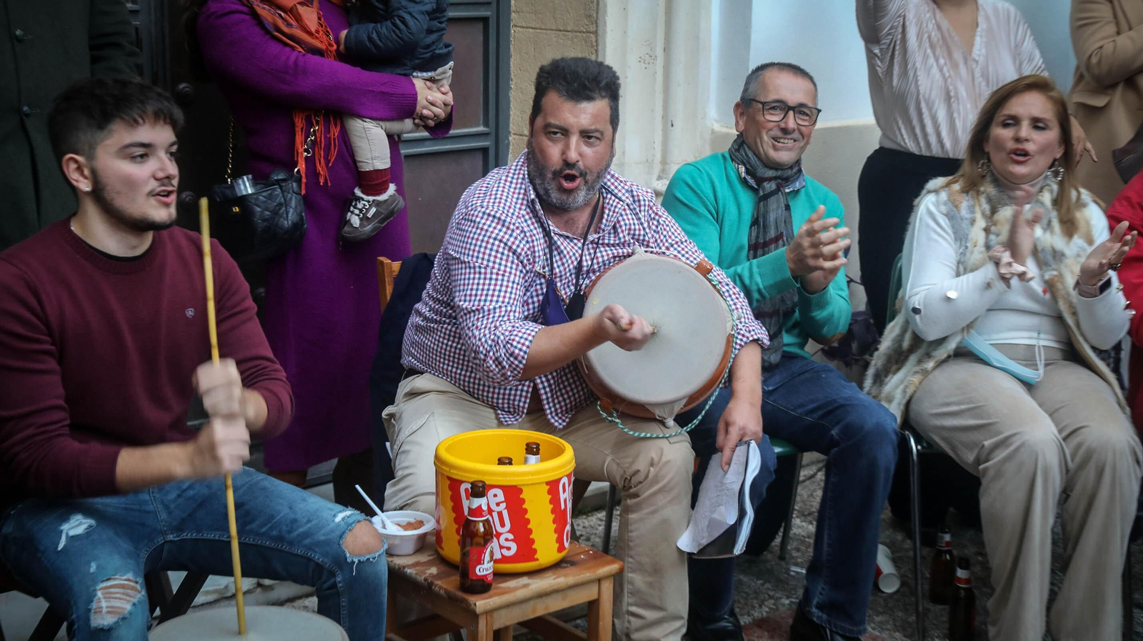 Las zambombas llenan las plazas y calles del centro de Jerez