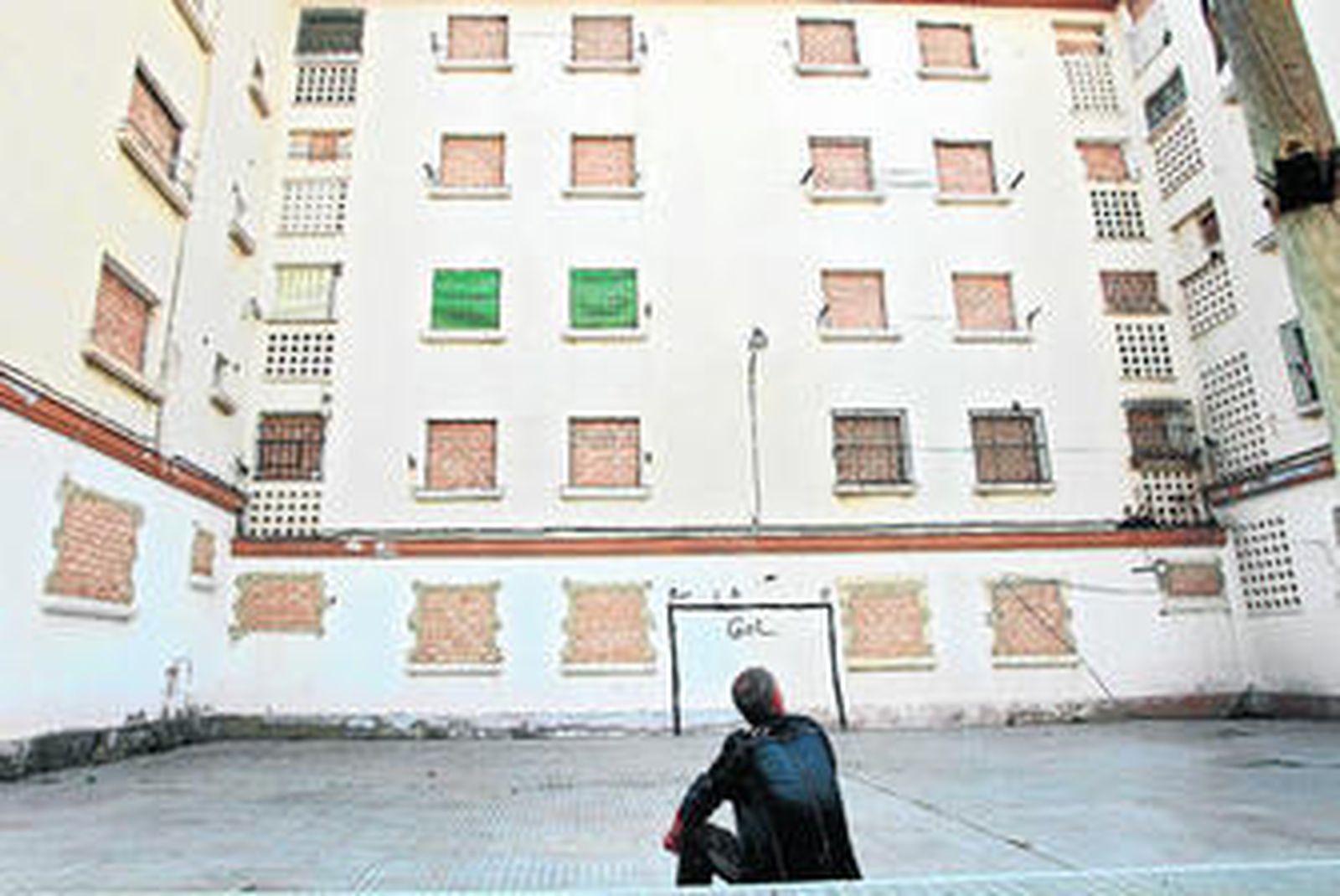 Un vecino ante los bloques antiguos del barrio, aún pendientes de que se acometa la última fase de remodelación del Cerro del Moro.