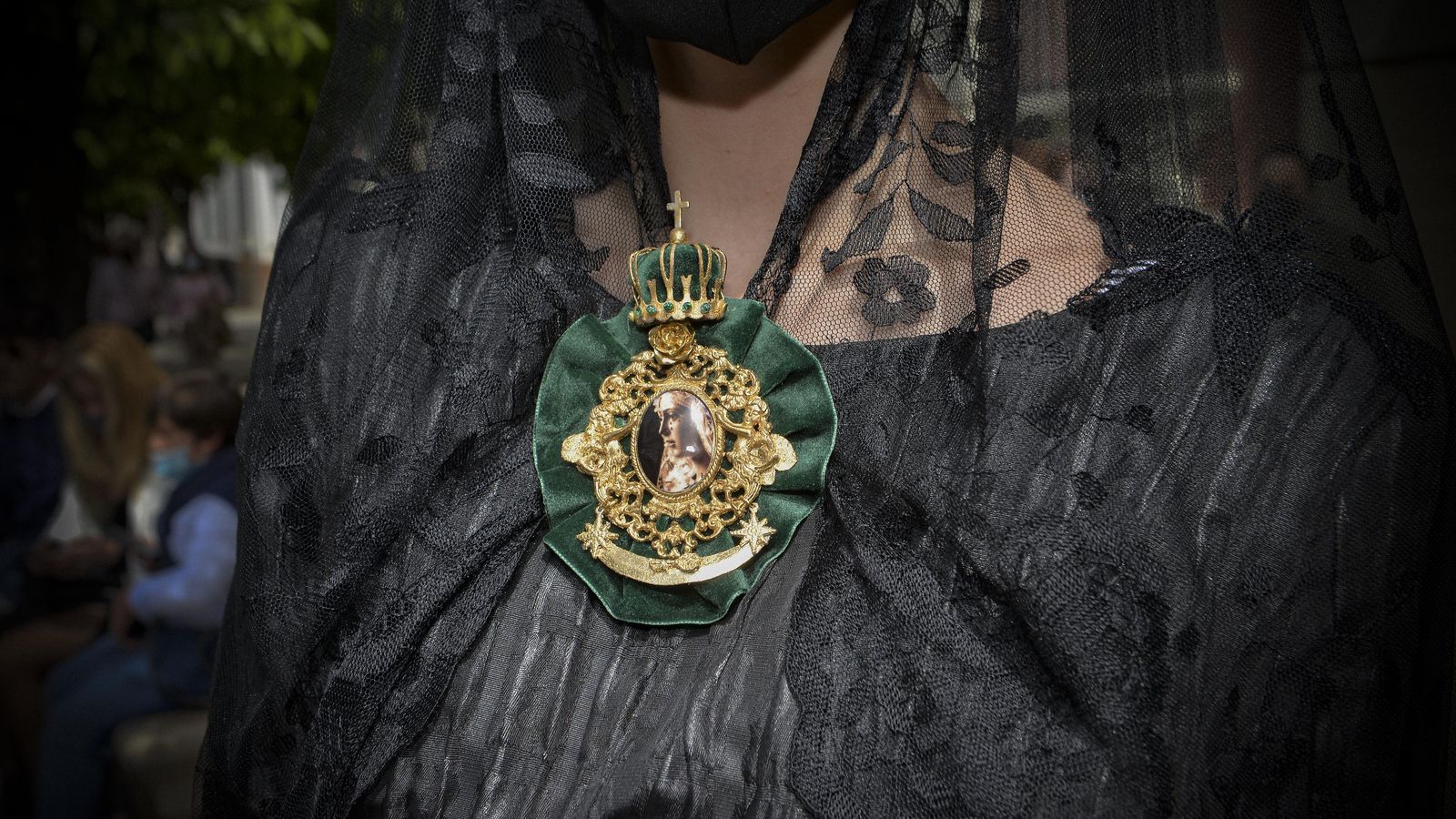 Un broche inspirado en la Virgen de la Macarena visto como complemento para vestir de mantilla.