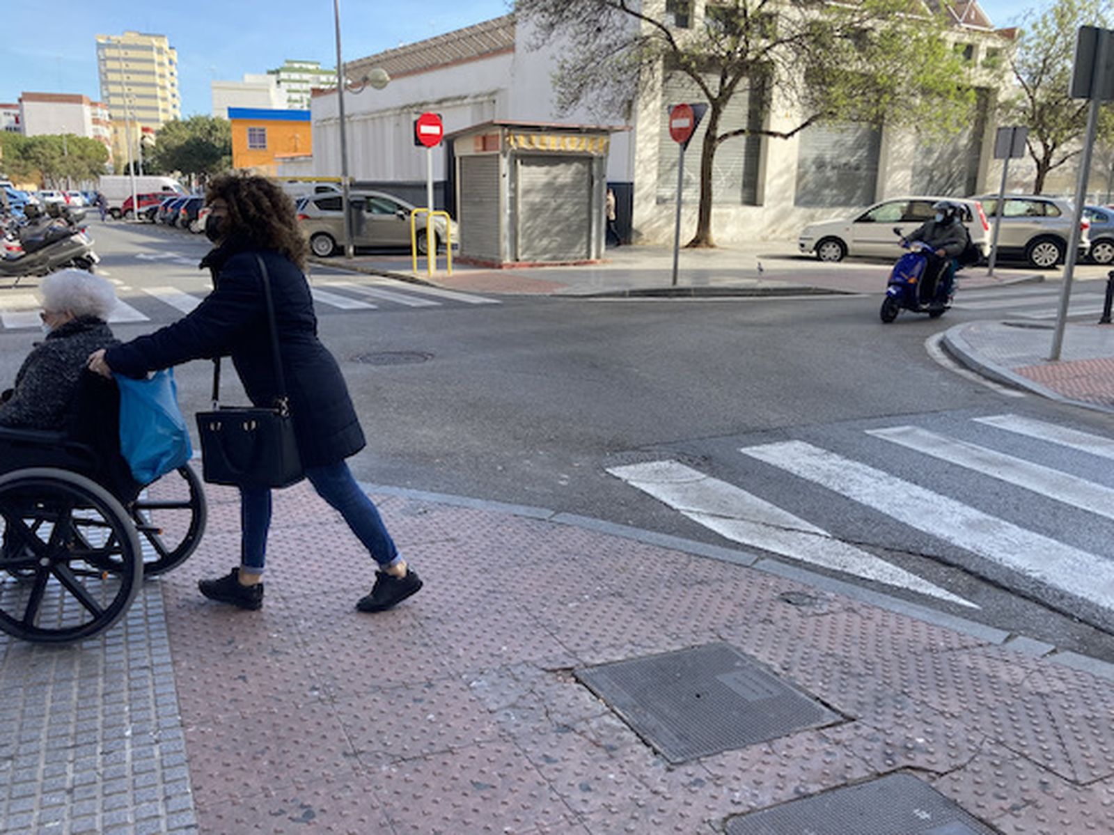 Así son los complicados accesos a los colegios de Cádiz