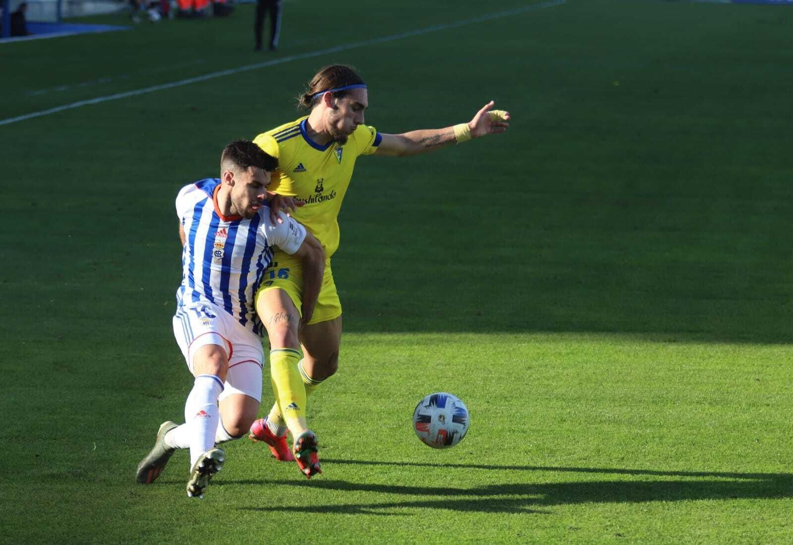 Miguel Cera pugna con Gudelj en el encuentro de esta tarde.