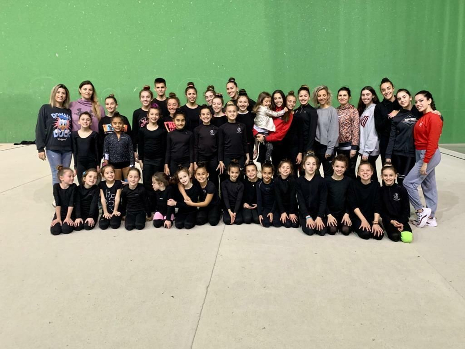 Un momento de la visita que realizó Ángela Martín al Club Rítmico Colombino.