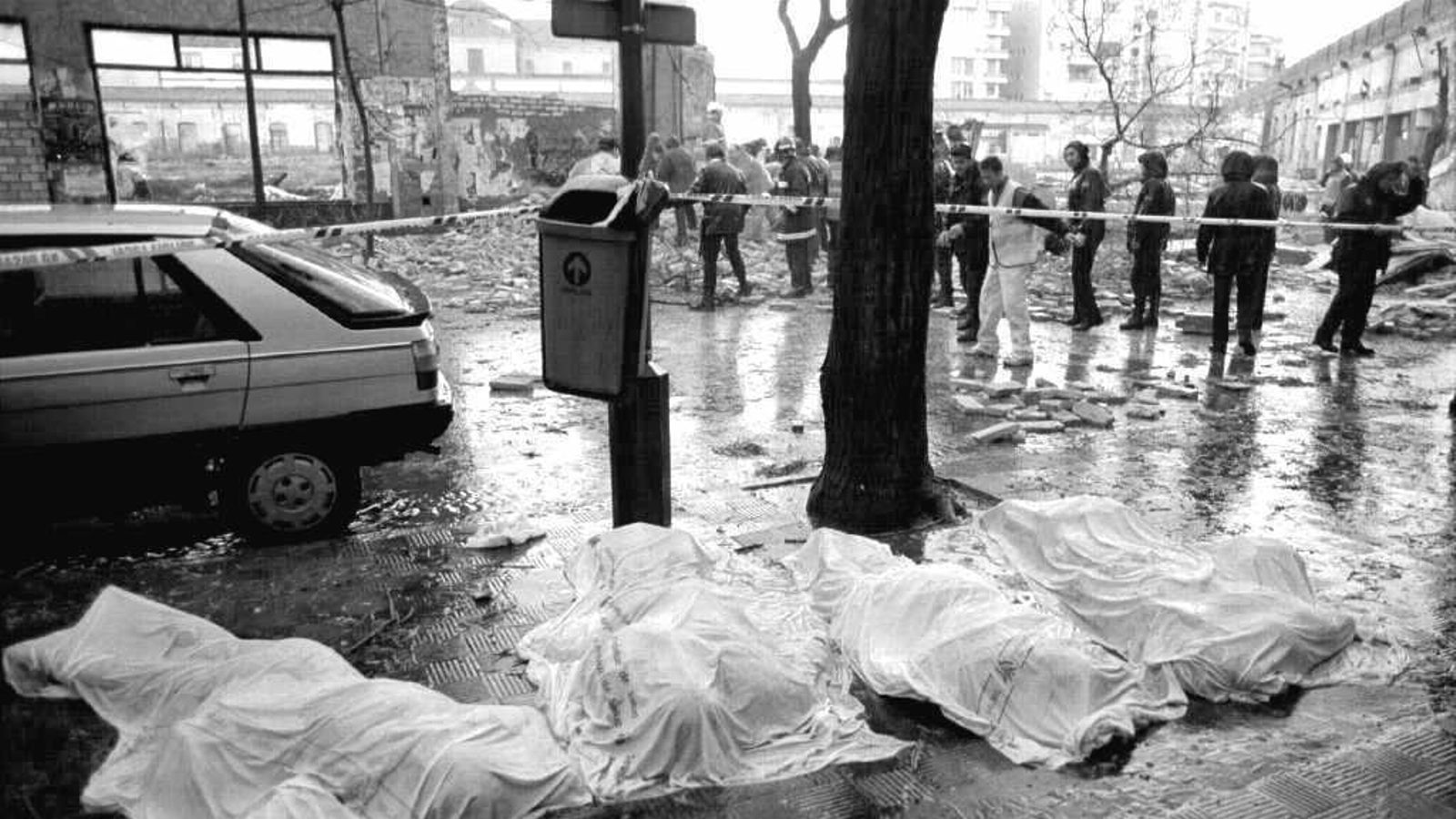 Cadáveres tendidos en la acera tras ser rescatados de los escombros.