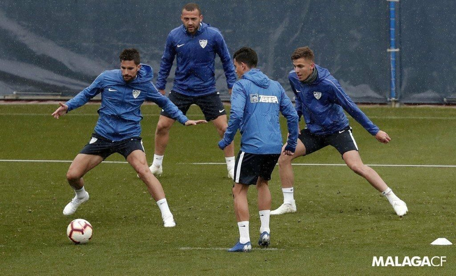 Las fotos del Málaga CF bajo la lluvia.