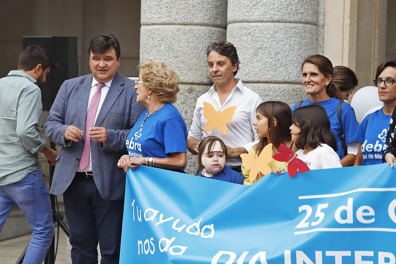 Concentración frente al Ayuntamiento en el Día Internacional de la Enfermedad de Piel de Mariposa.