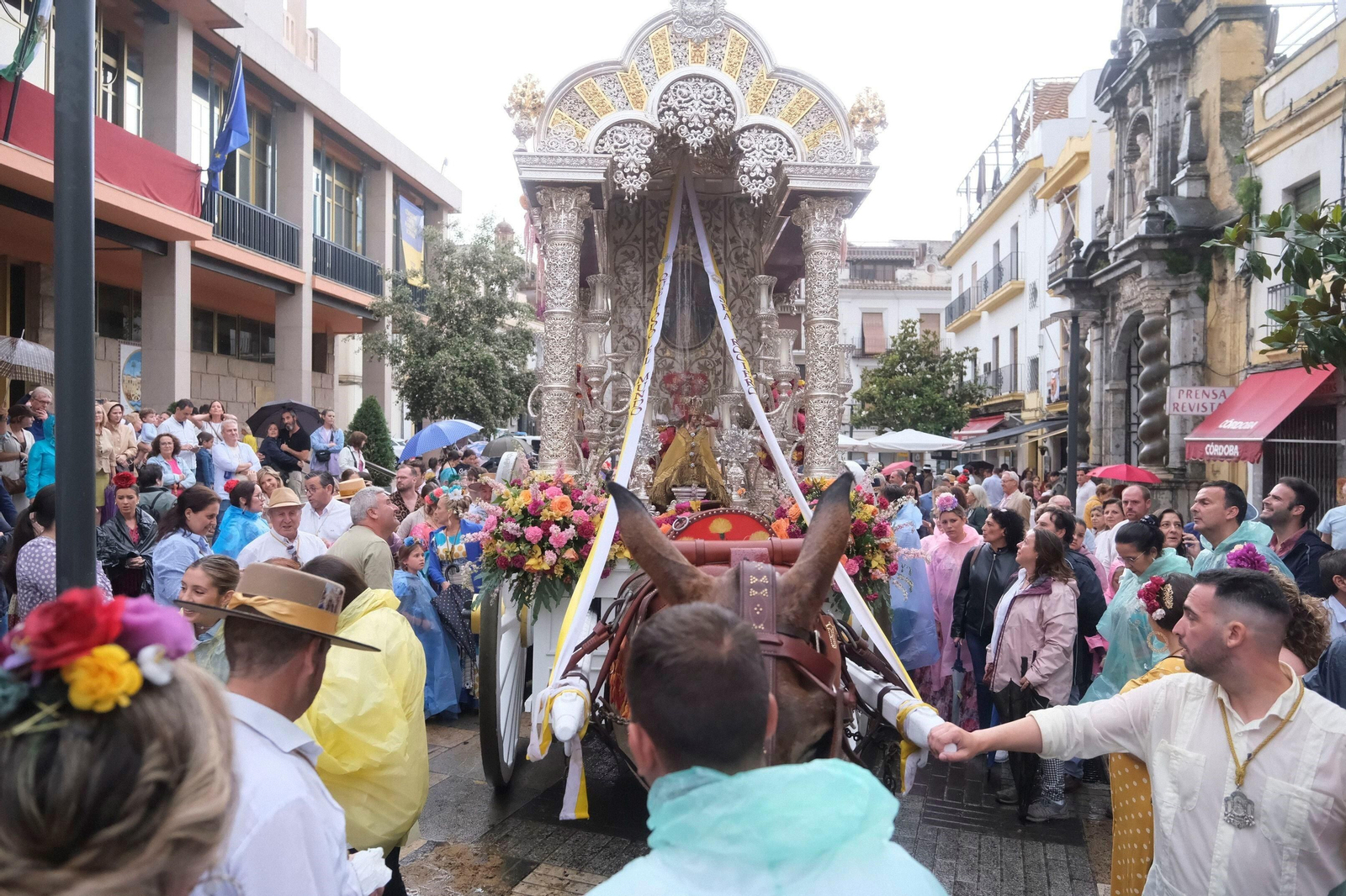 El Simpecado del Rocío de Córdoba, durante la salida del año pasado. El Simpecado del Rocío de Córdoba, durante la salida del año pasado.