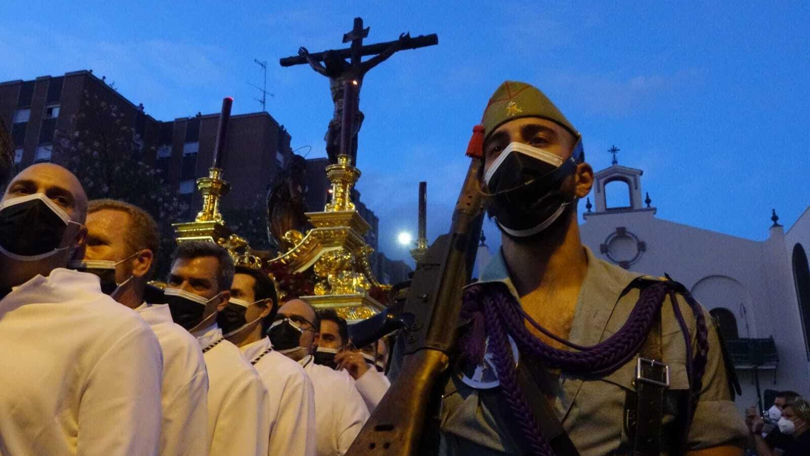 Un legionario, junto al trono del Cristo de Mena.