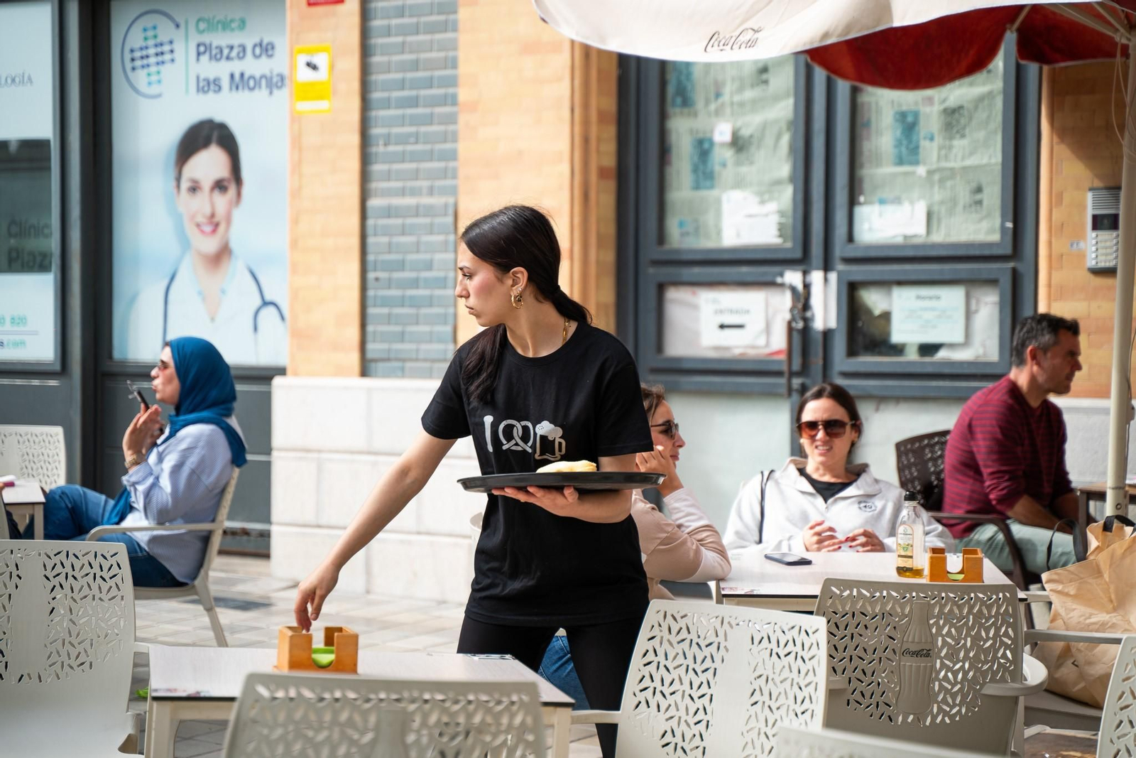 Una trabajadora en su jornada laboral.