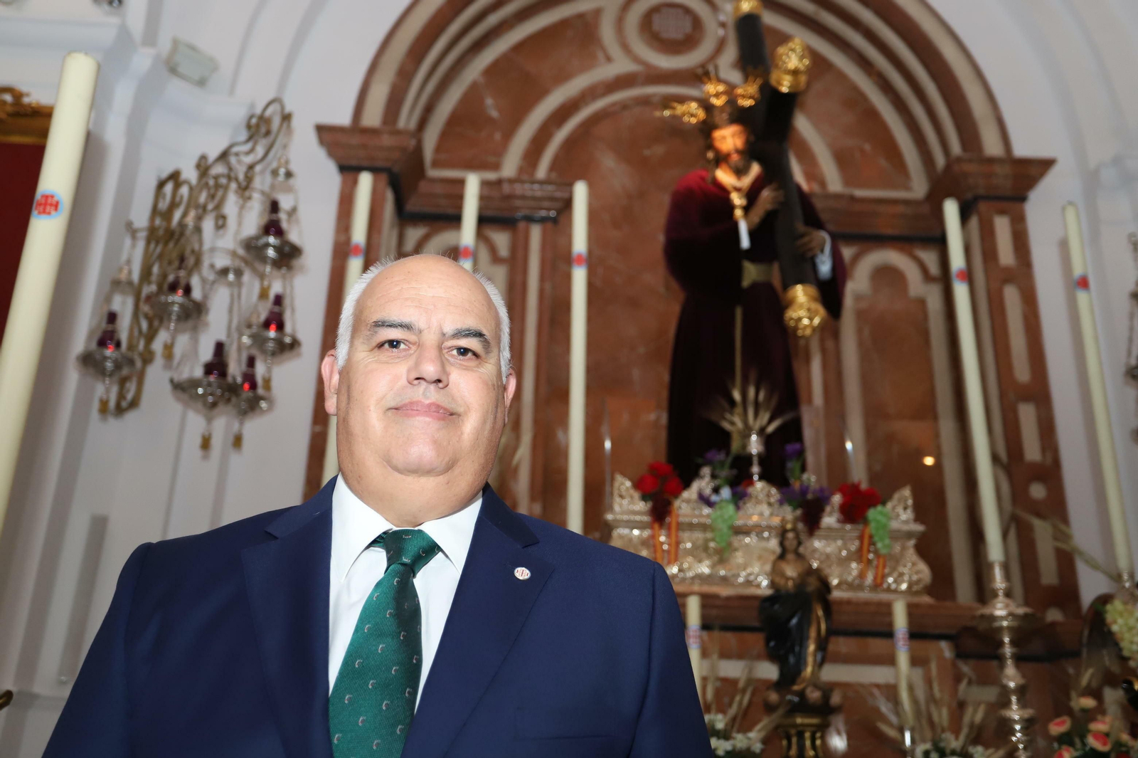 Marcos de la Corte Dabrio, ante la imagen de Jesús Nazareno.