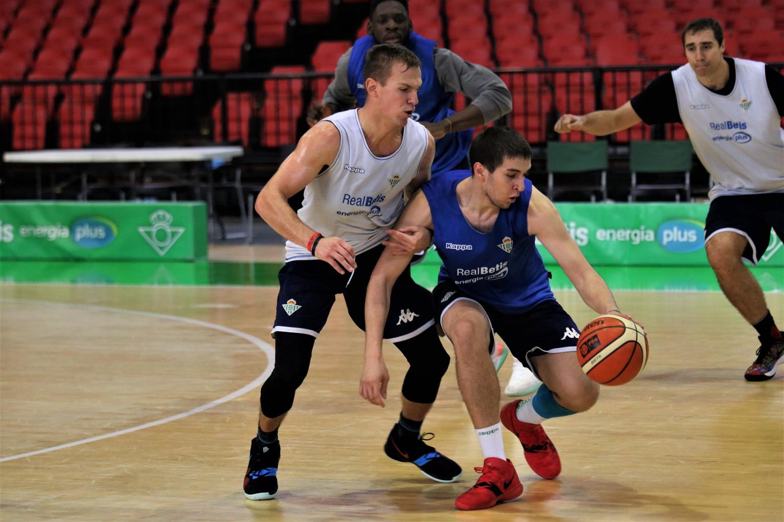 Dee presiona al canterano Vlahovic en un entrenamiento, ante la mirada de Tunde y Marcius.