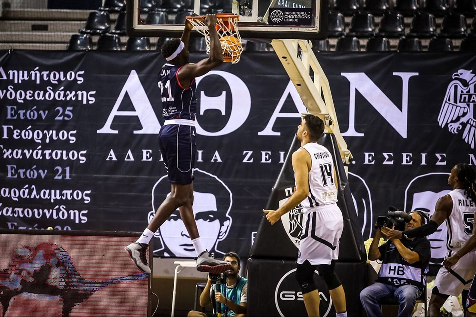 Loum machaca el aro del PAOK.